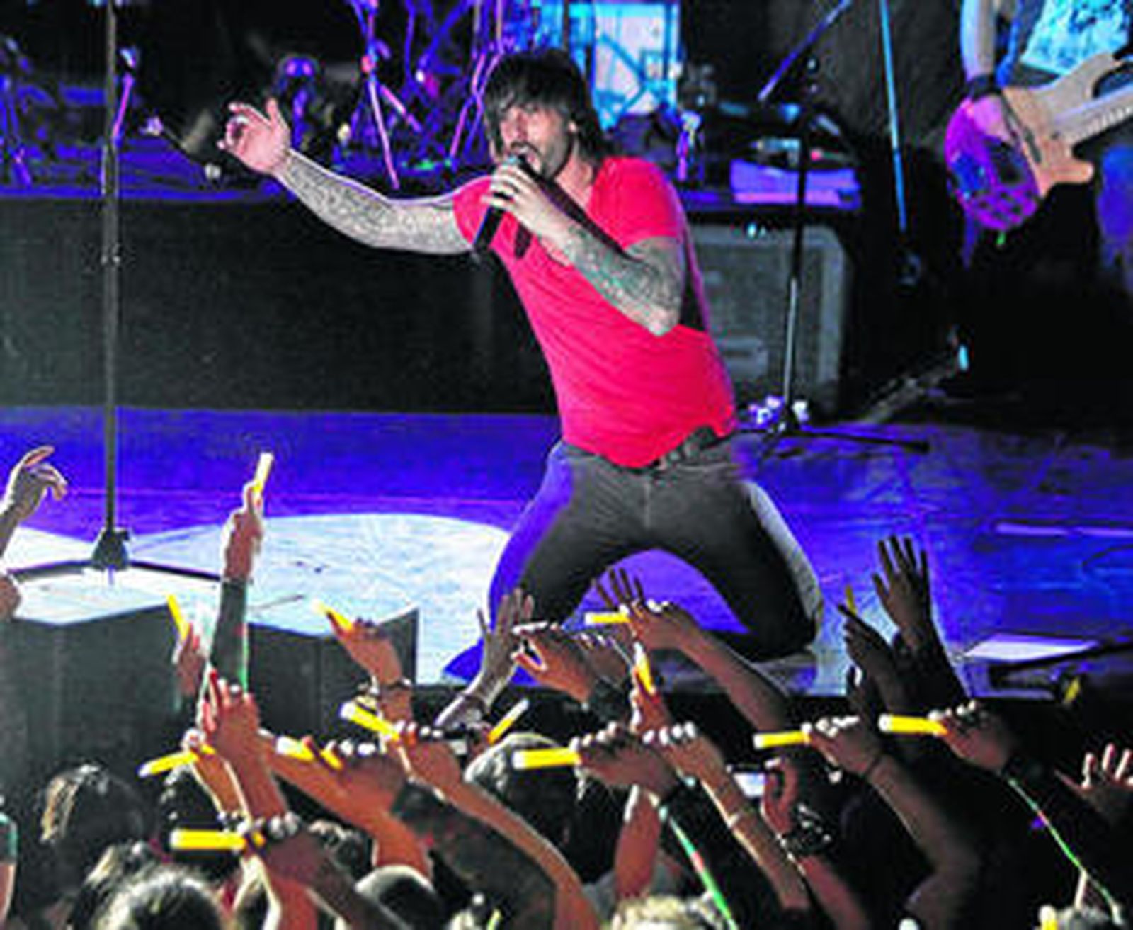 El artista Melendi arrodillado ante su público en la sala Anfiteatro.