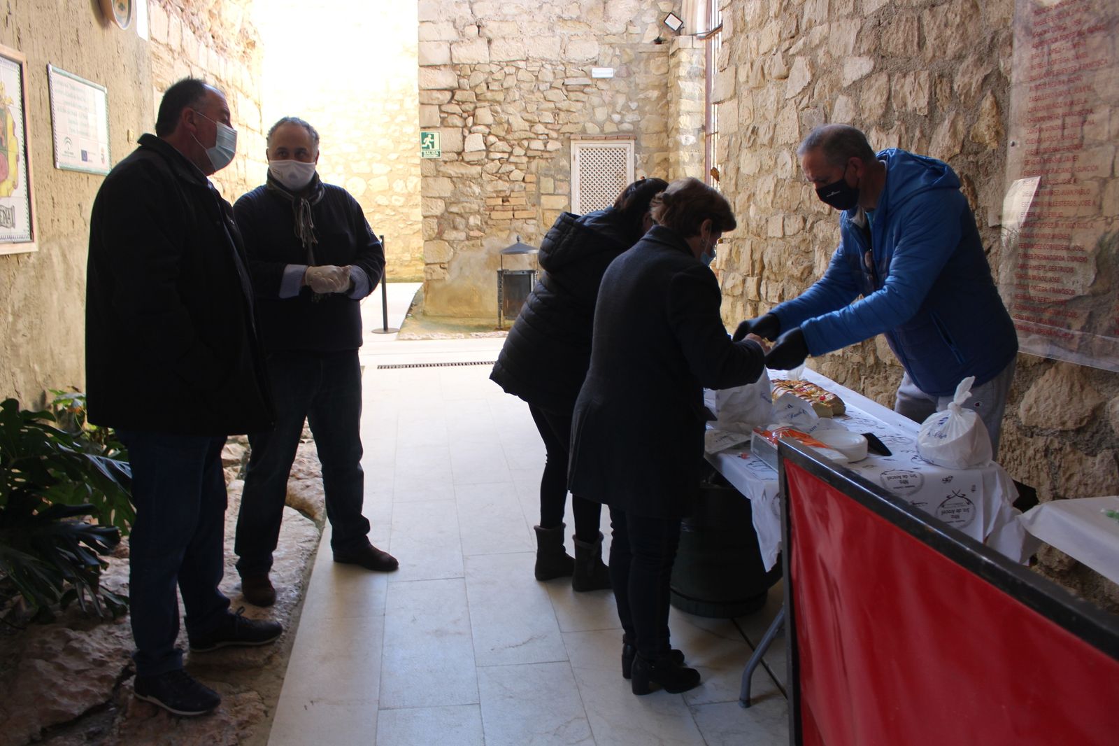 El roscón de Reyes gigante y solidario de Lucena, en fotografías