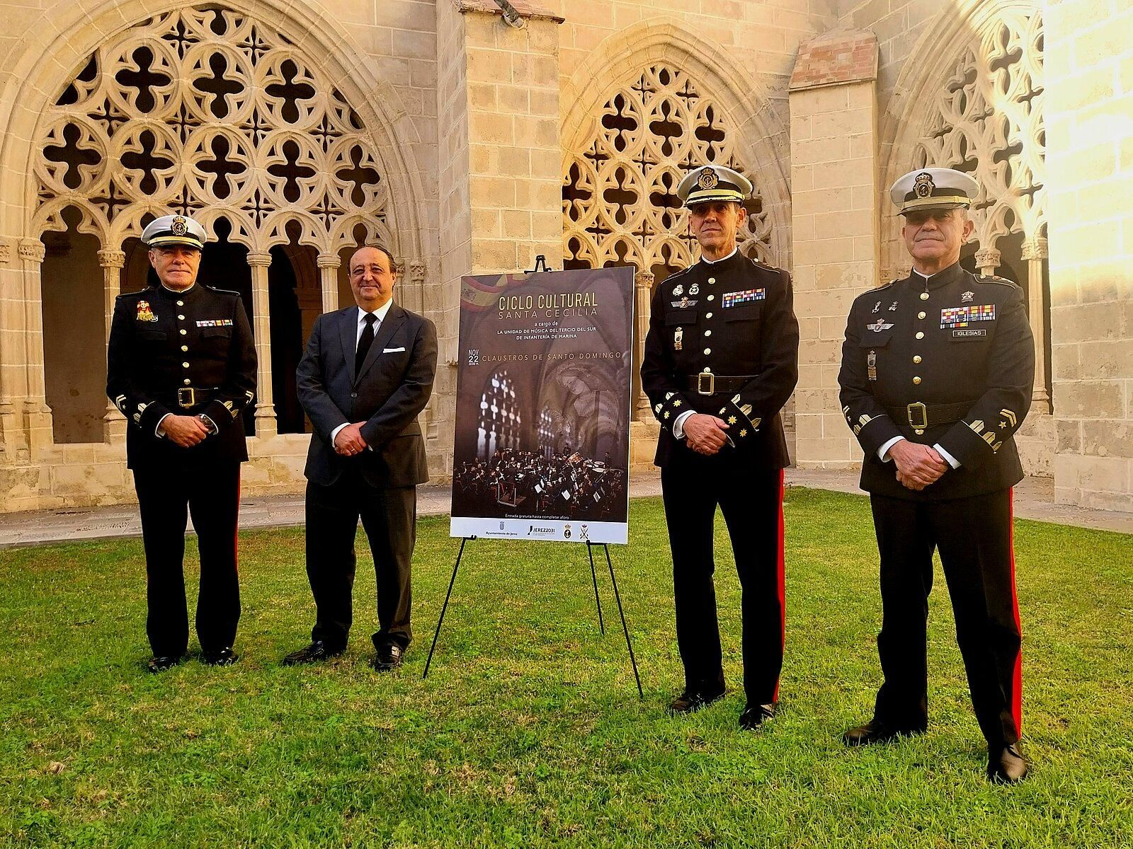 Francisco Zurita, con el coronel Antonio Aguayo Lara, el suboficial mayor de la Unidad de Música, Roberto Meléndez Fraga, y el suboficial mayor Carlos Iglesias Aneiros.