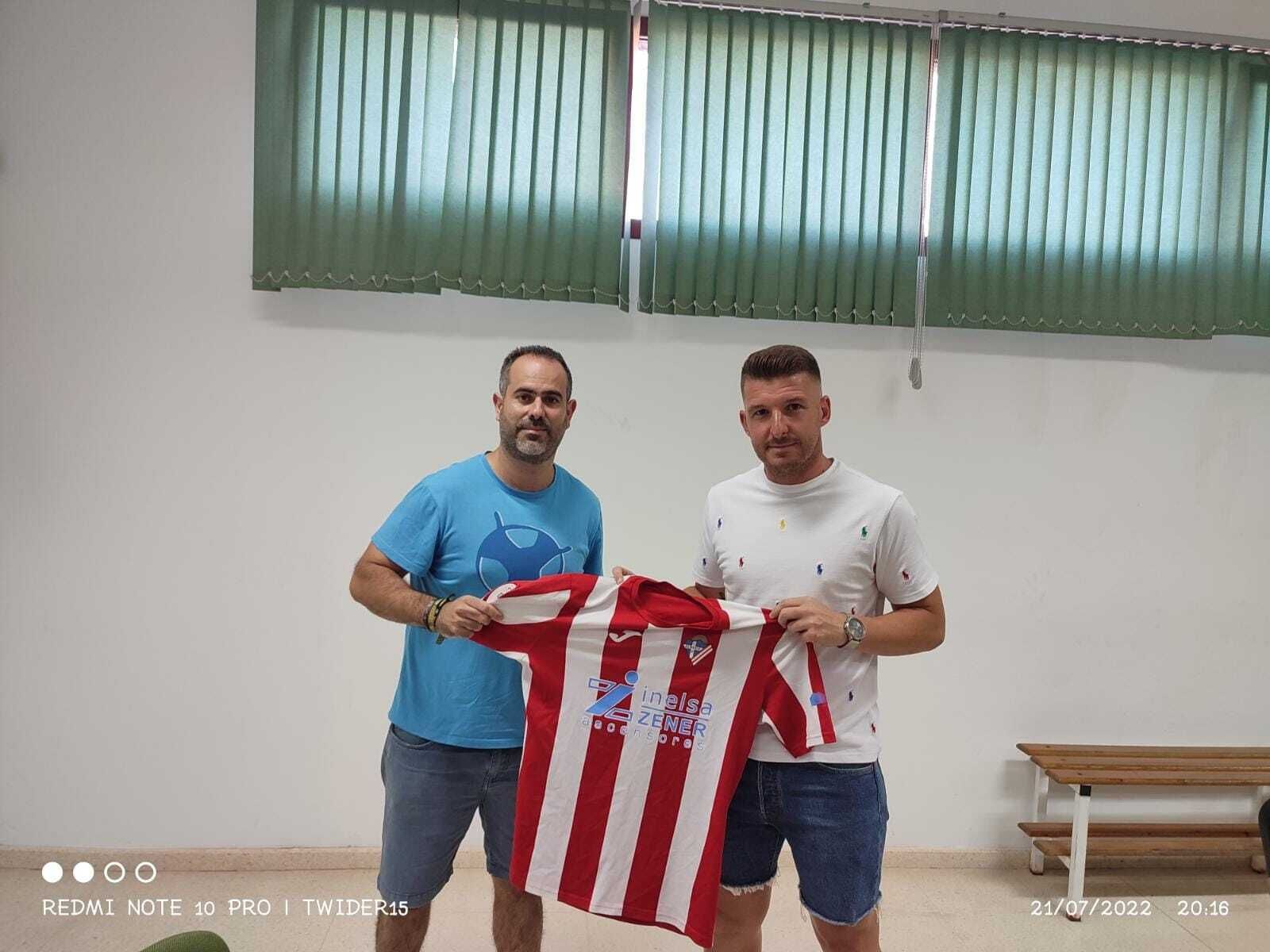 El nuevo fichaje posa con el presidente de la entidad almeriense, Jeyu Estrella