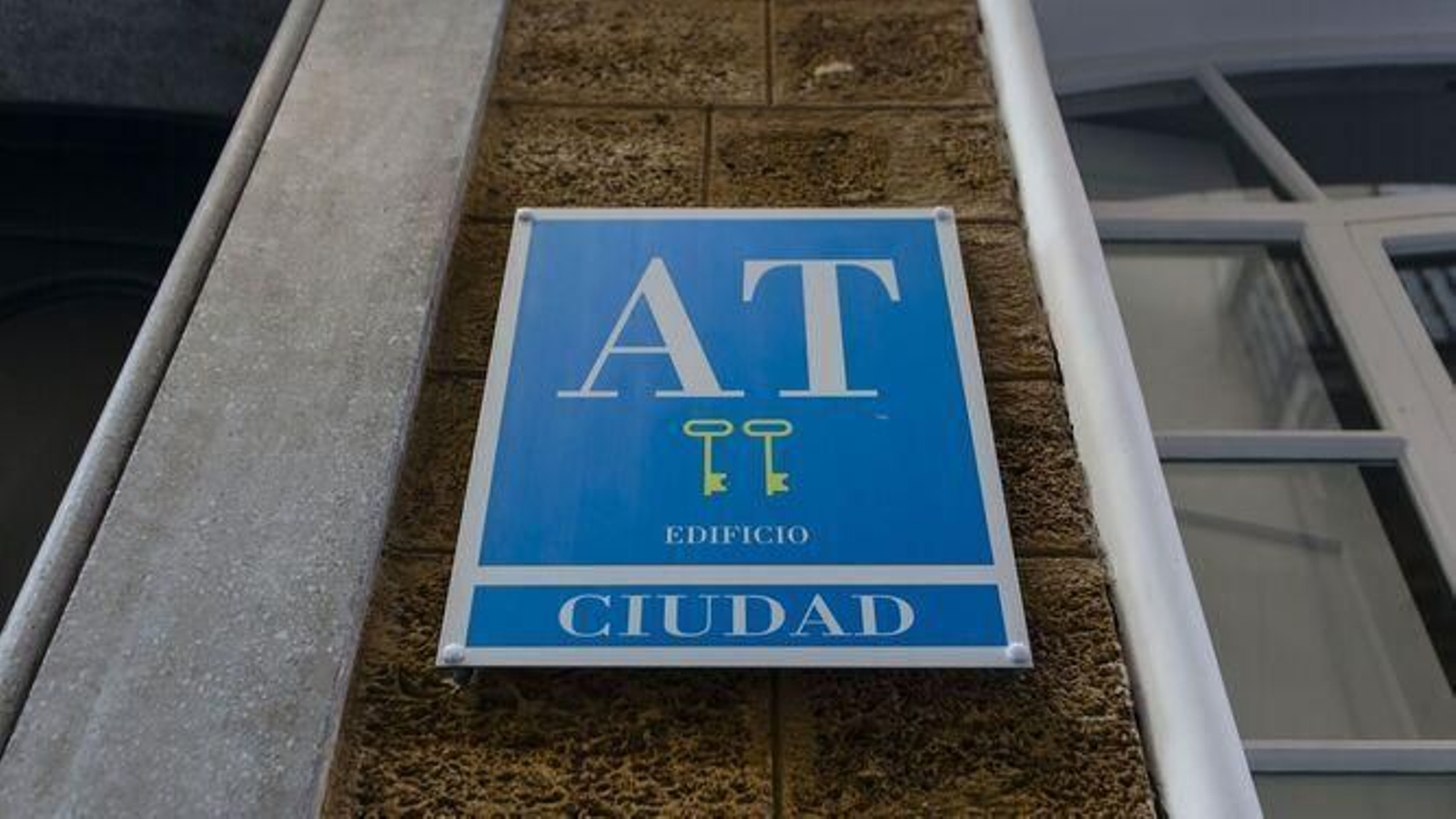 Cartel que señaliza unos apartamentos turísticos