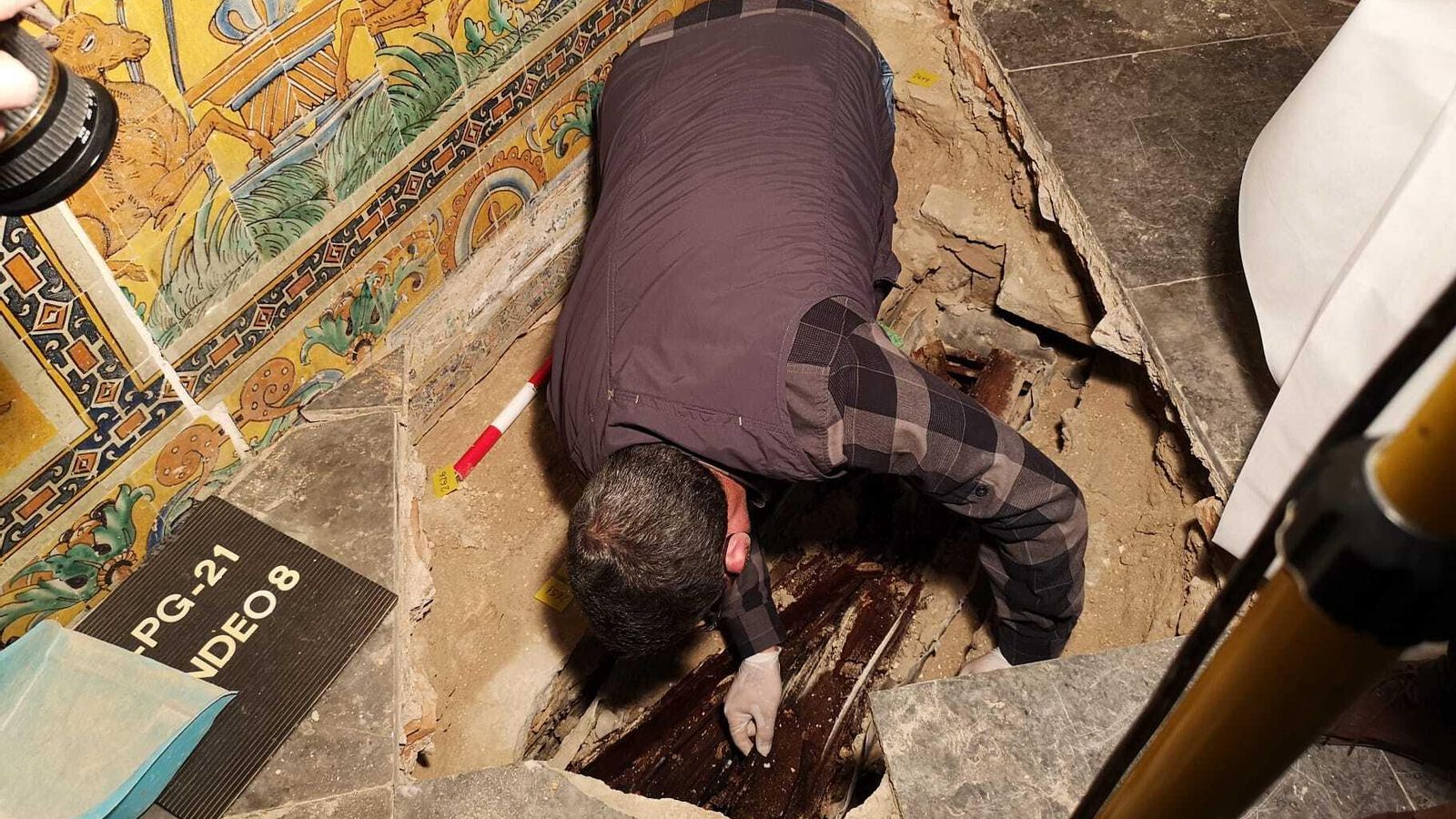 El profesor Tabales durante los trabajos de exhumación del cuerpo.