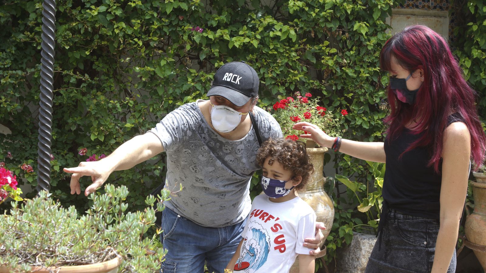 Manuel Escudero y Gema Martínez muestran a su hijo uno de los patios de Viana.