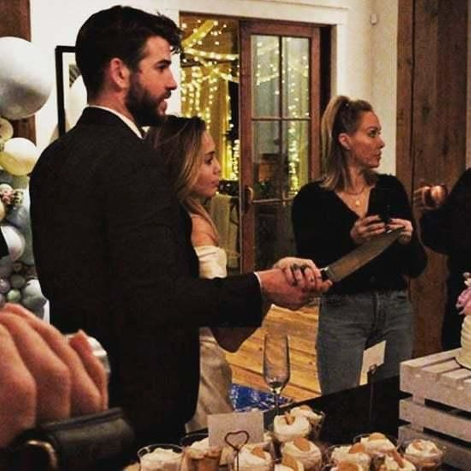 Liam Hemsworth y Miley Cyrus celebran su matrimonio con familia y amigos. Liam Hemsworth y Miley Cyrus celebran su matrimonio con familia y amigos.