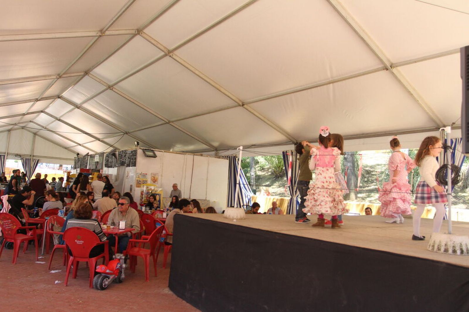 Una cervecita con habas enzapatás en alguna de las Cruces de Mayo de la capital