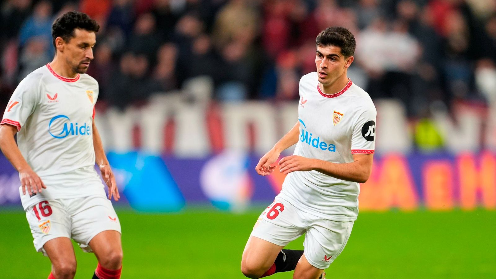 Juanlu Sánchez, junto a Jesús Navas durante un encuentro en el Sánchez-Pizjuán.