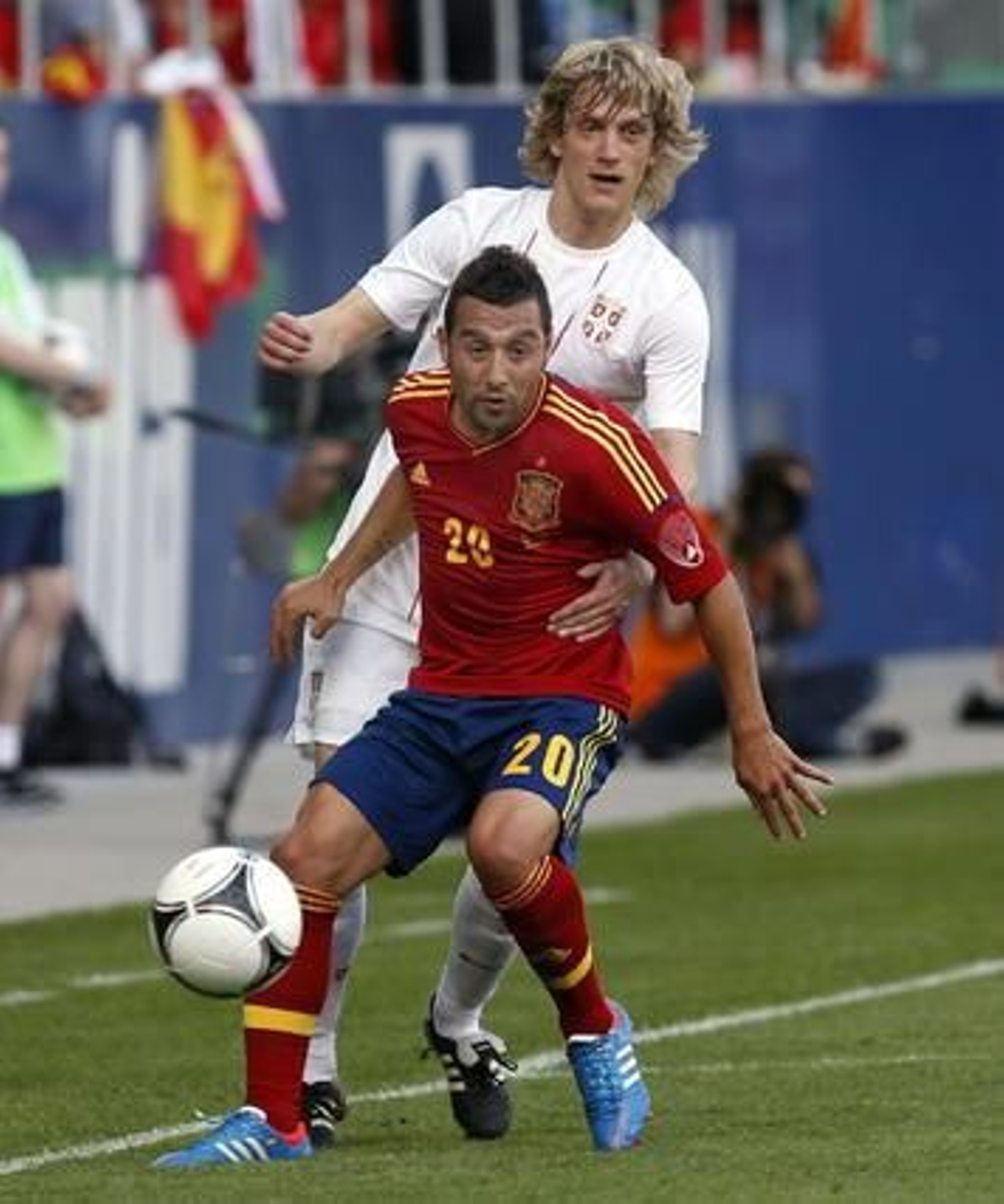 Cazorla es presionado por un rival en el control. / EFE
