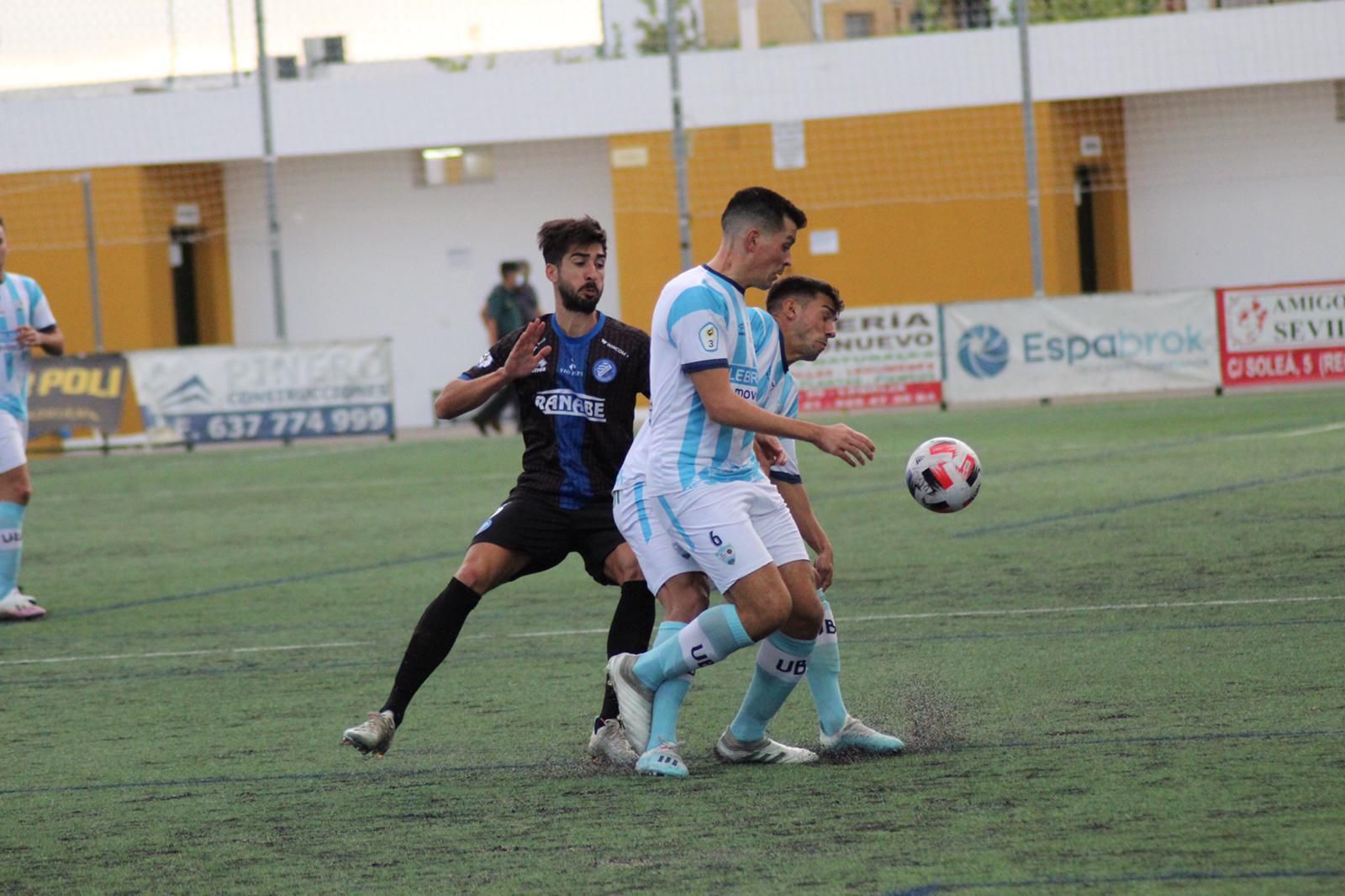 El ex gerenense Mario Oreca controla el balón ante un jugador del Xerez DFC.