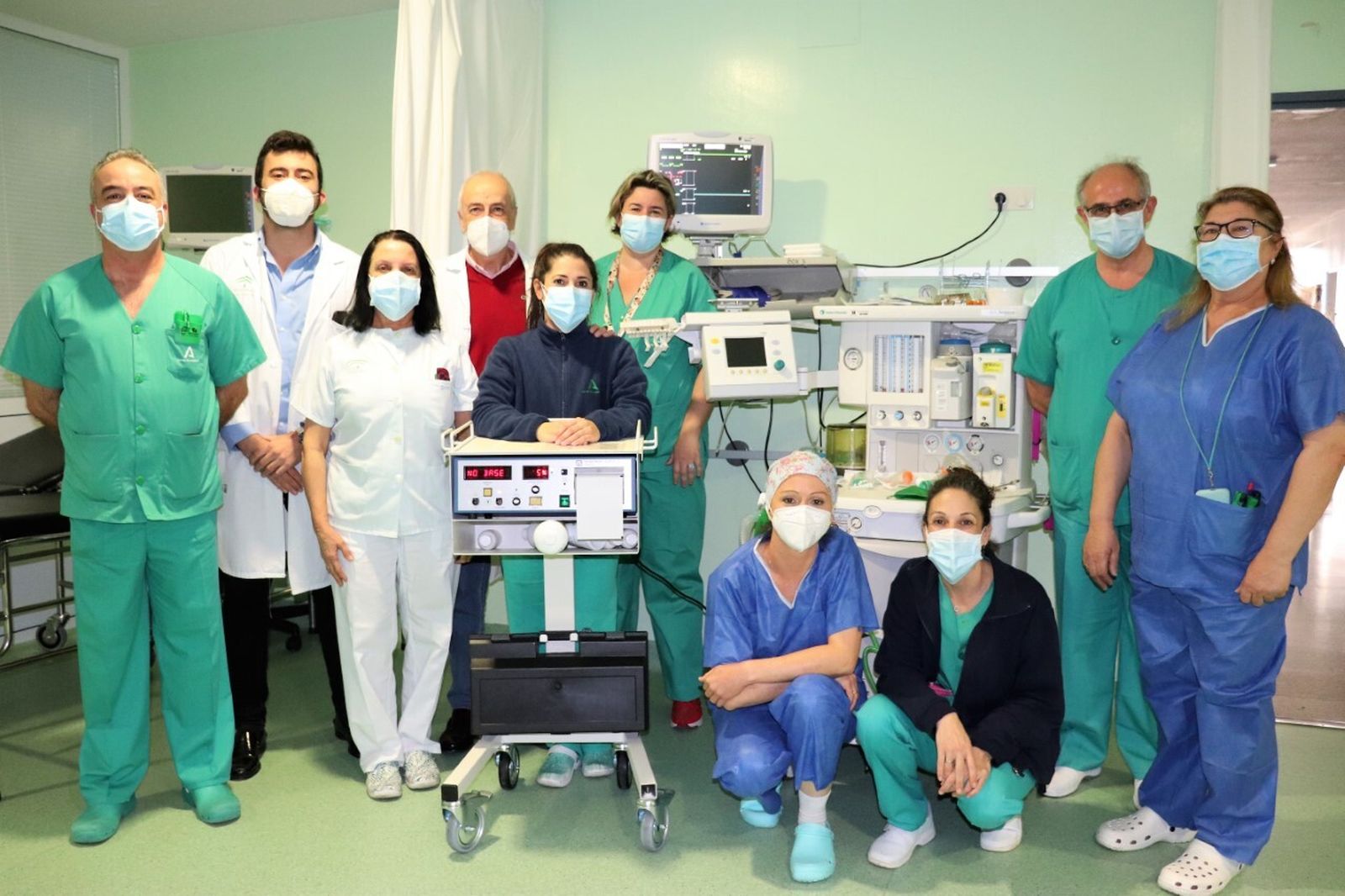 Equipo de profesionales del Hospital Juan Ramón Jiménez que aplican la terapia TEC.