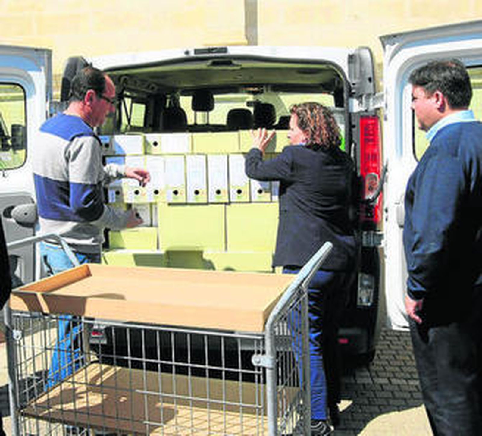 Funcionarios, ayer, con parte de los expedientes enviados al Parlamento.