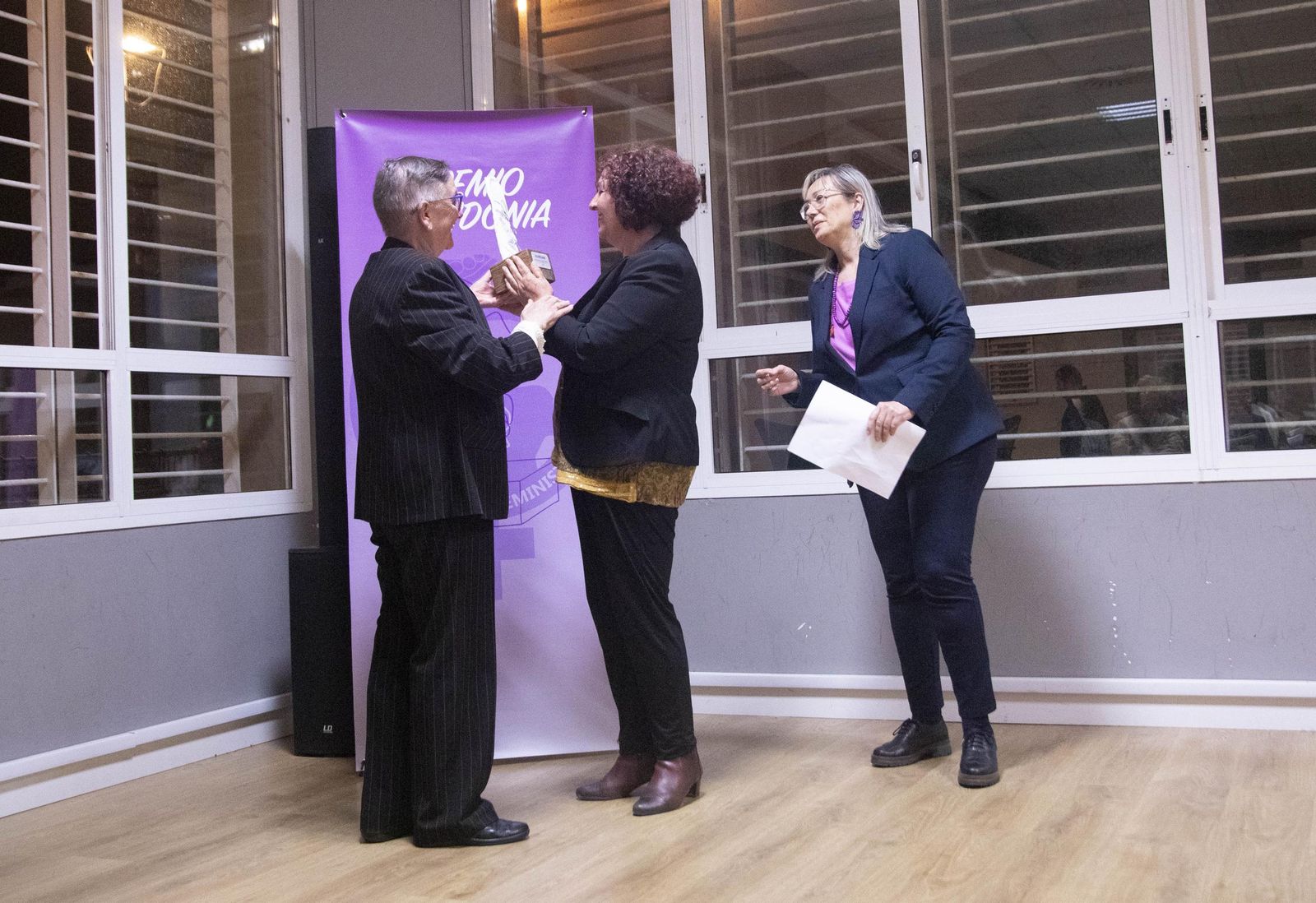 La Plataforma de Acción Feminista en Almería rinde homenaje a las mujeres de la Desbandá con su II Premio ‘Posidonia’ a Loli Sierra, vicepresidenta de la Asociación Memorialista de la Desbandá, en imágenes