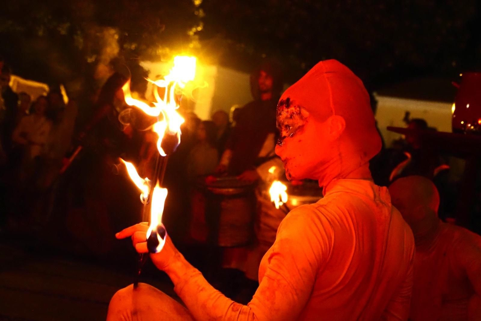 Espectáculo con fuego en el último día de Feria.