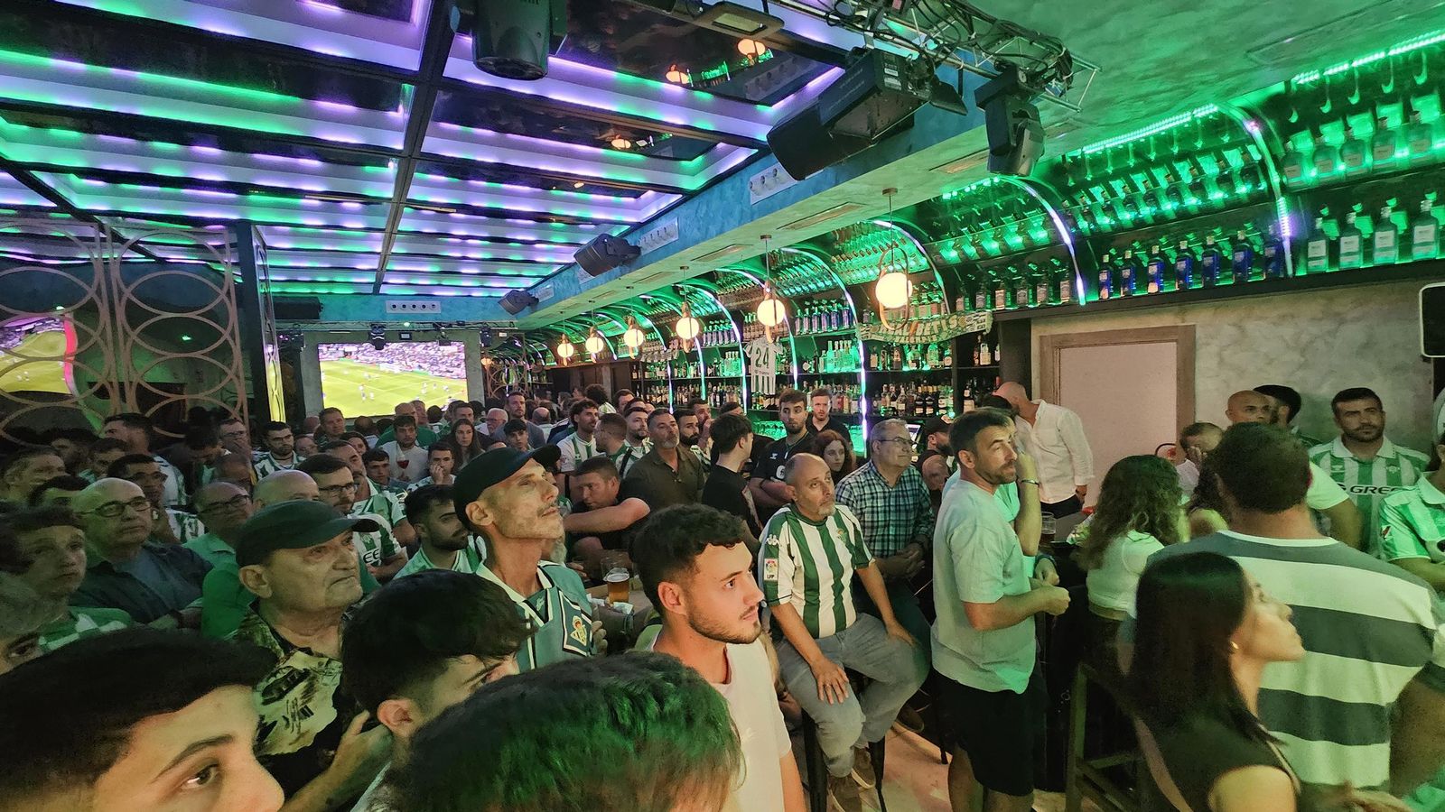 Así vivieron los béticos de Algeciras la final de la Conference League contra el Chelsea en el Botanic