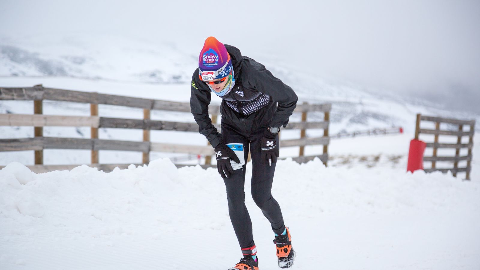 Un practicante del snow running en una prueba en Sierra Nevada.