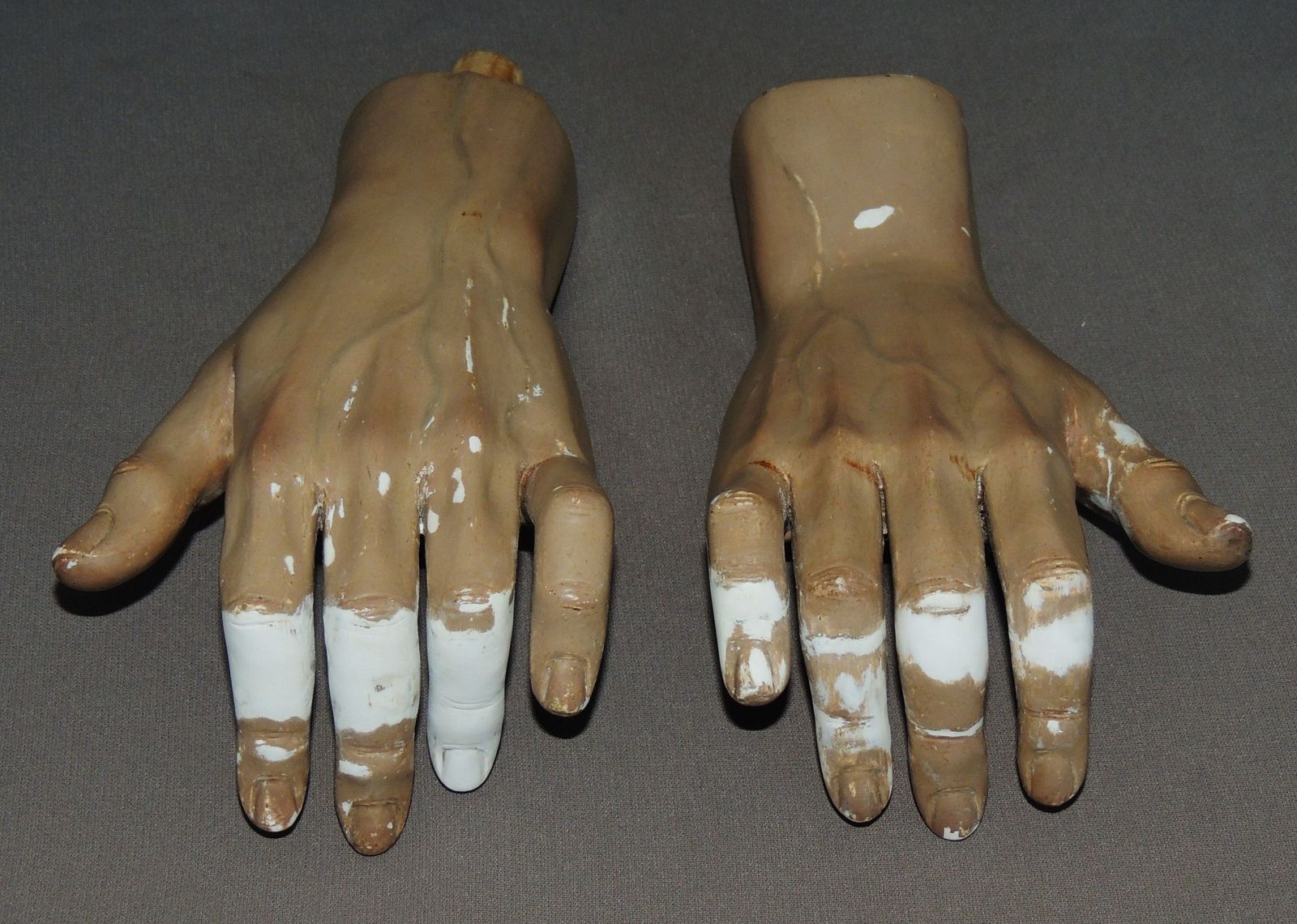 Las manos de la imagen durante el proceso de estucado.