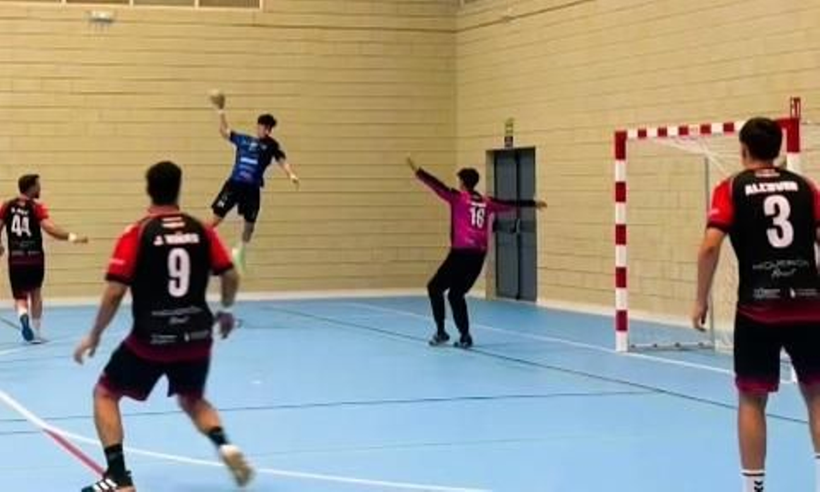 Una acción de uno de los encuentros disputado por los canterano-sureños durante la presente temporada.