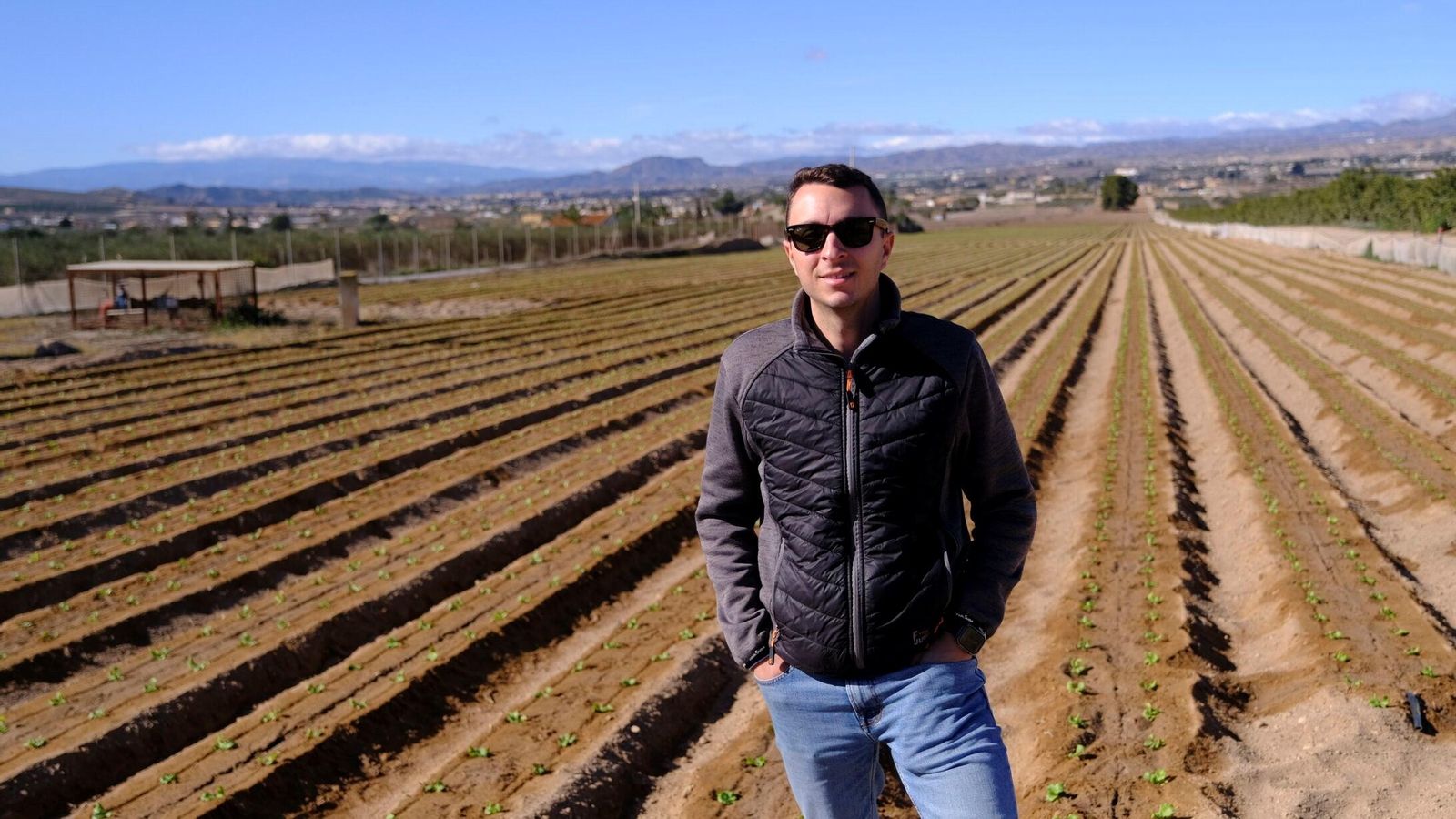 Andrés con su nueva plantación de lechugas.