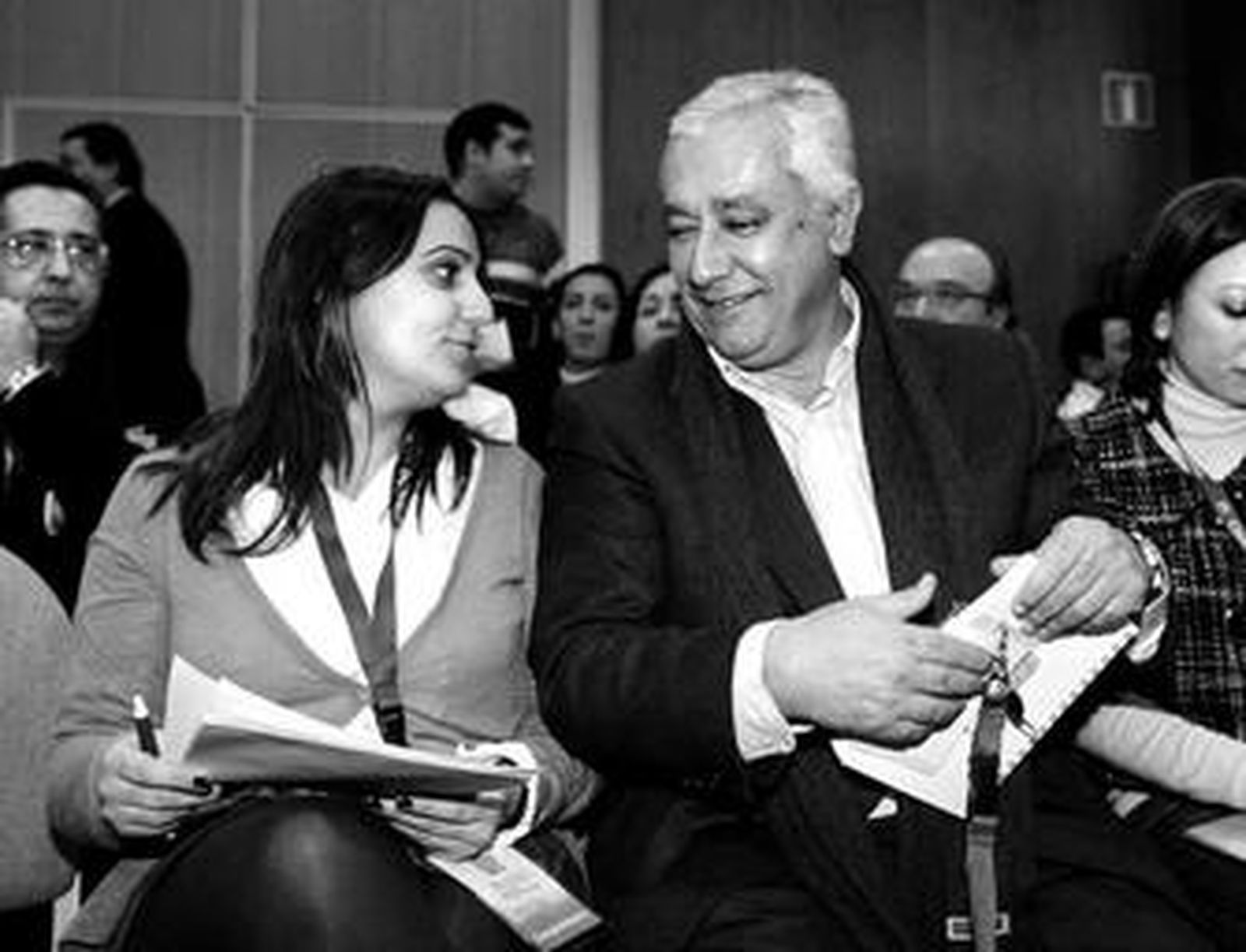 Beatriz Jurado conversa con Javier Arena tras ser reelegida responsable de Nuevas Generaciones.