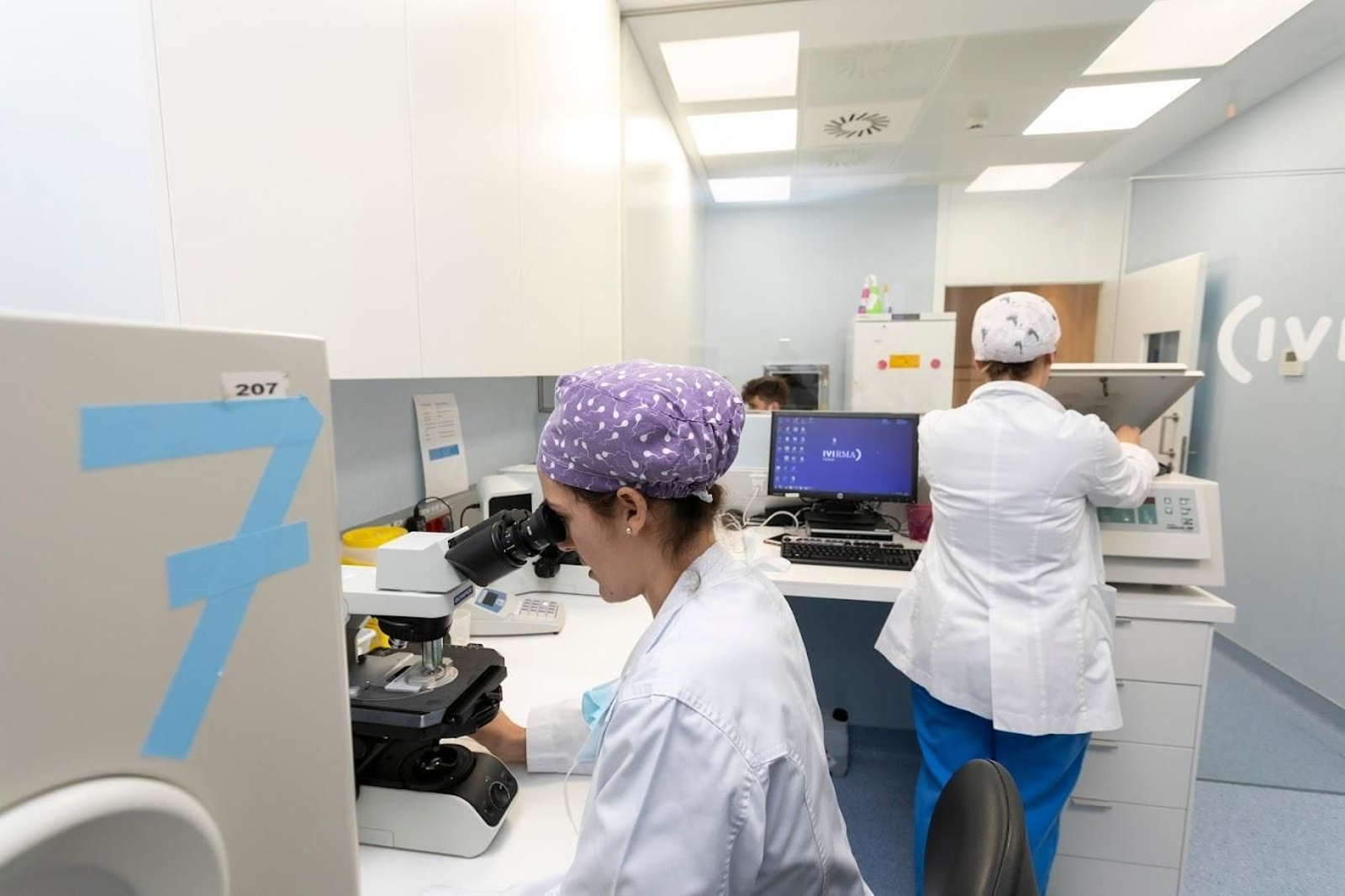 Profesionales de IVI Málaga trabajando.