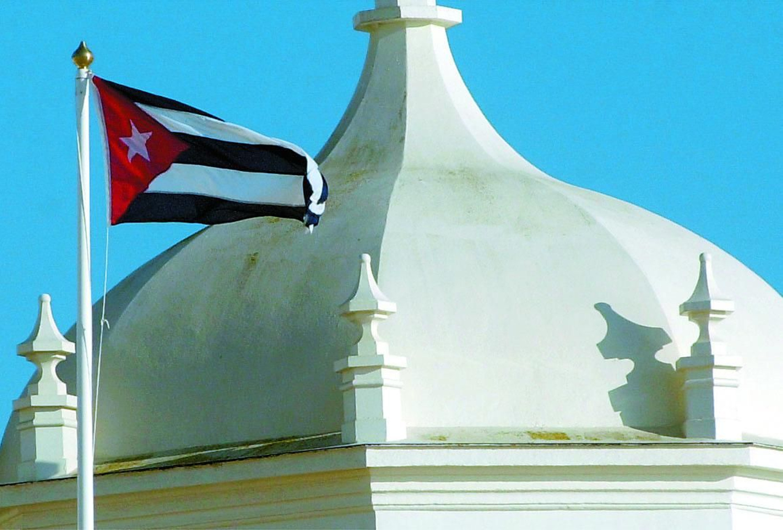 La bandera cubana durante el rodaje de 'Muere otro día'