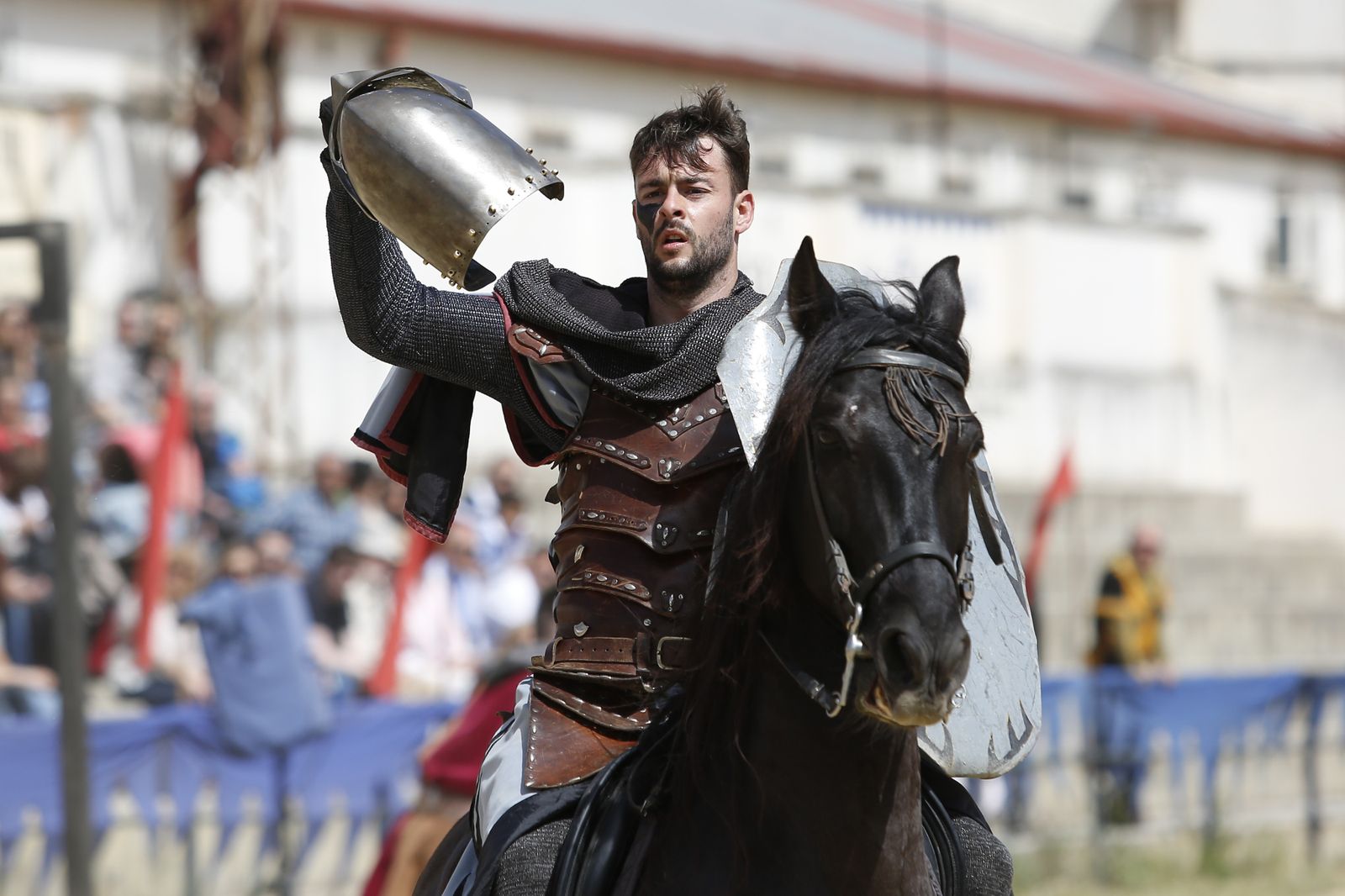 1. En el campo de fútbol se desarrollan carreras y justas a caballo. 2. El ambiente en las calles de la localidad es único. 3. Hoy se llevarán a cabo visitas guiadas a través de romanceros dramatizados por las puertas monumentales de Santa Fe. 4. Jiménez Barrios, José Entrena y Manuel Gil colocan una corona de laurel ante el busto de la Reina Isabel. 5. El mercadillo medieval es uno de los grandes atractivos.