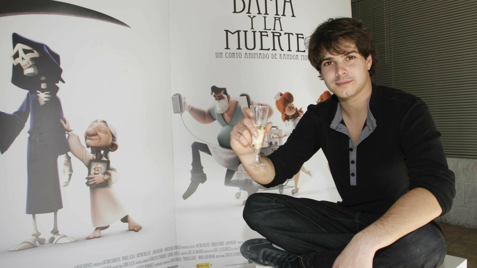 Javier Recio, director de 'La dama y la muerte ', brinda por el Goya. Javier Recio, director de 'La dama y la muerte ', brinda por el Goya.