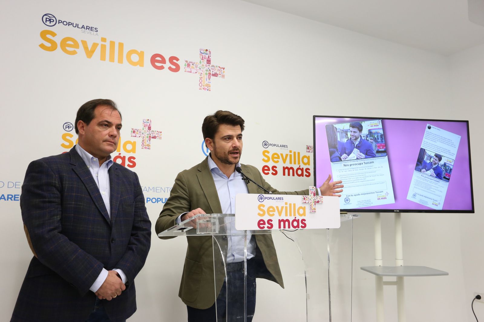 El portavoz del grupo popular, Beltrán Pérez, junto al concejal Jaime Ruiz.