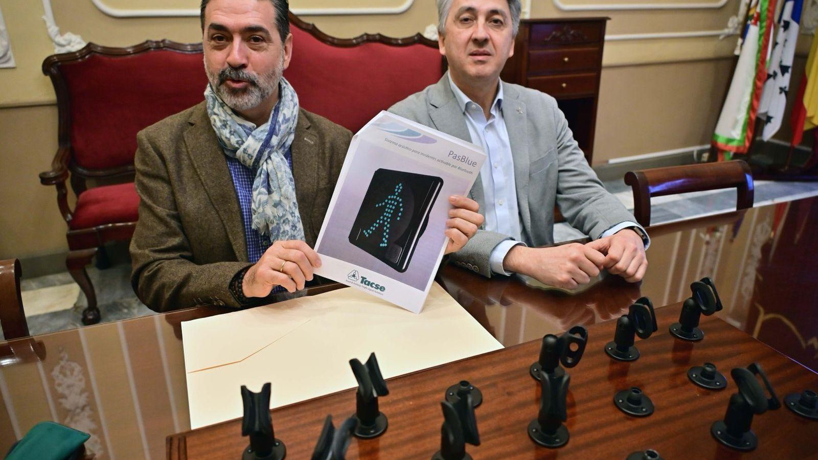 El concejal de Movilidad, José Manuel Verdulla, y el director provincial de la ONCE, Alberto Ríos, presentando los semáforos con avisadores acústicos.