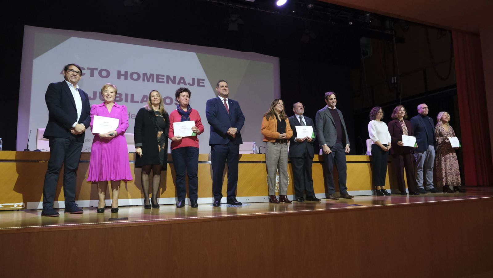 Los maestros docentes jubilados reciben su homenaje en la paraninfo de la UAL