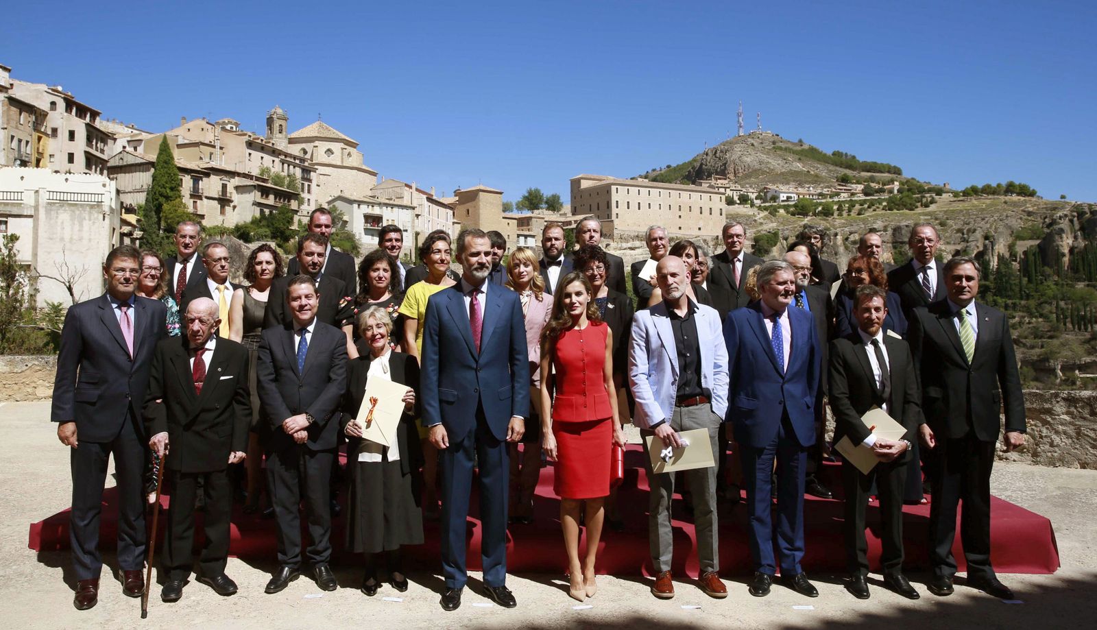 Foto de familia del acto de entrega de los Premios Nacionales de Cultura 2016 presidida por los Reyes.