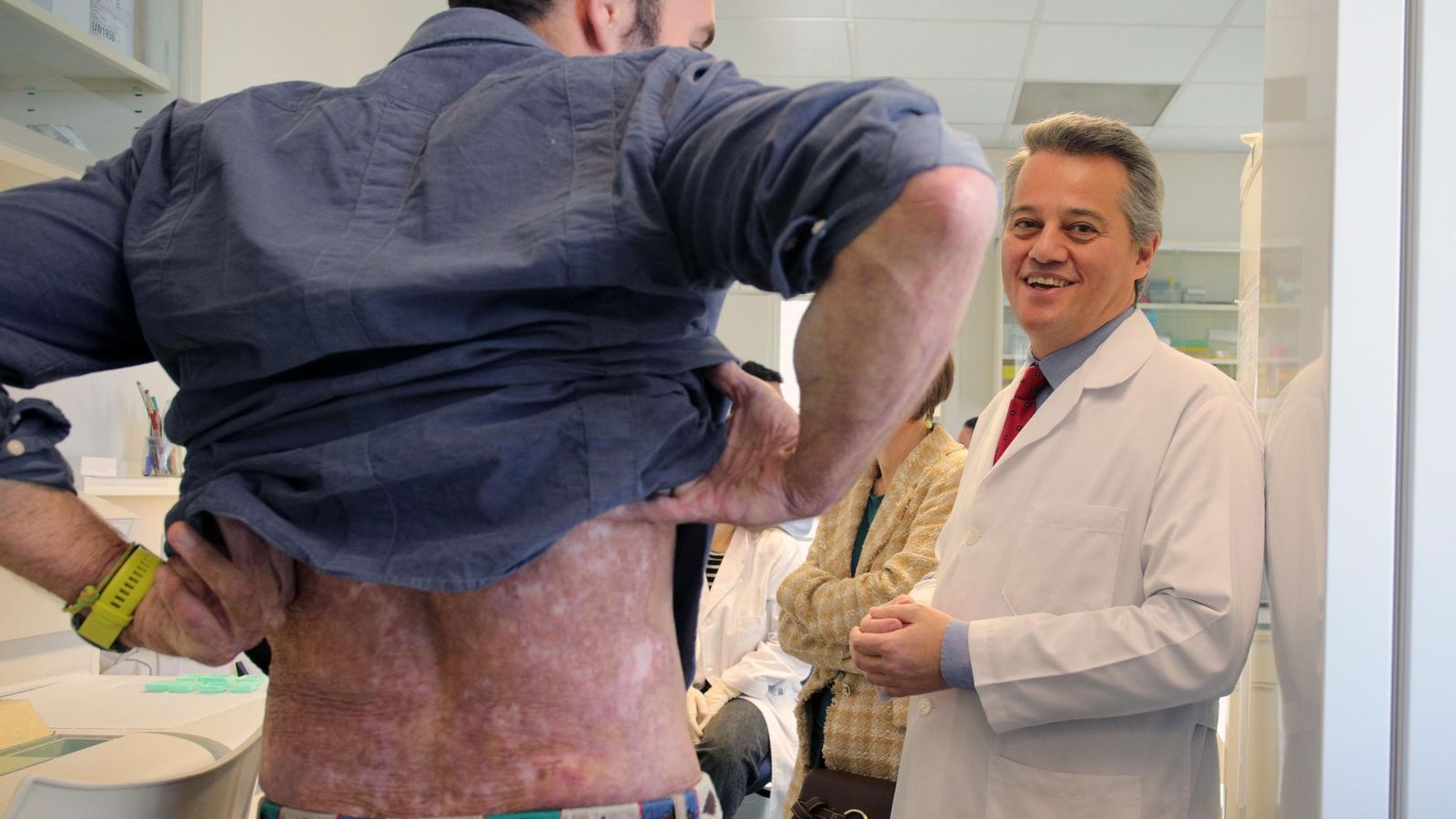 Álvaro Trigo es un paciente que muestra su recuperación en la piel.