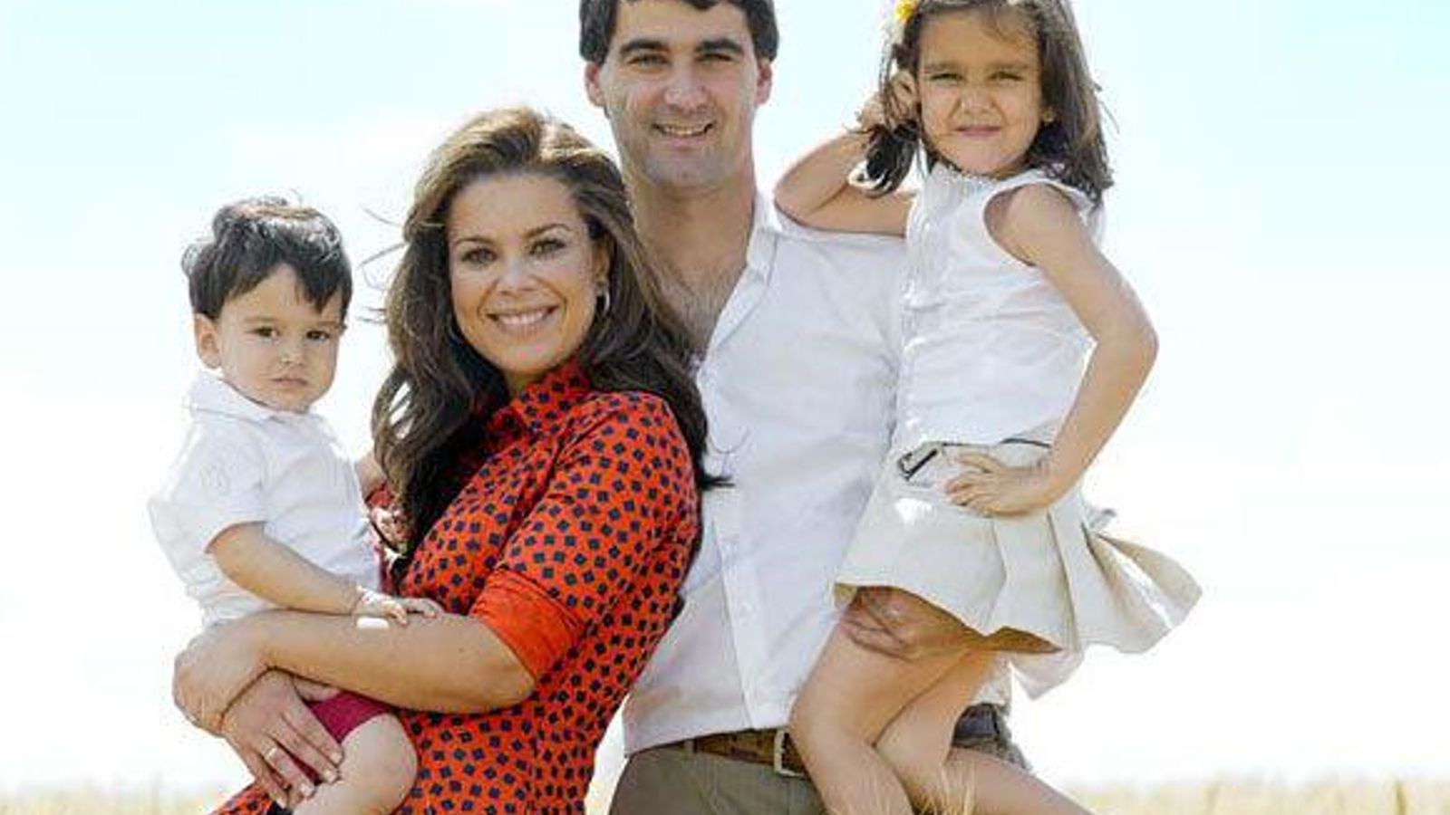 El matrimonio, con sus dos hijos cuando eran pequeños, en una exclusiva para una revista.