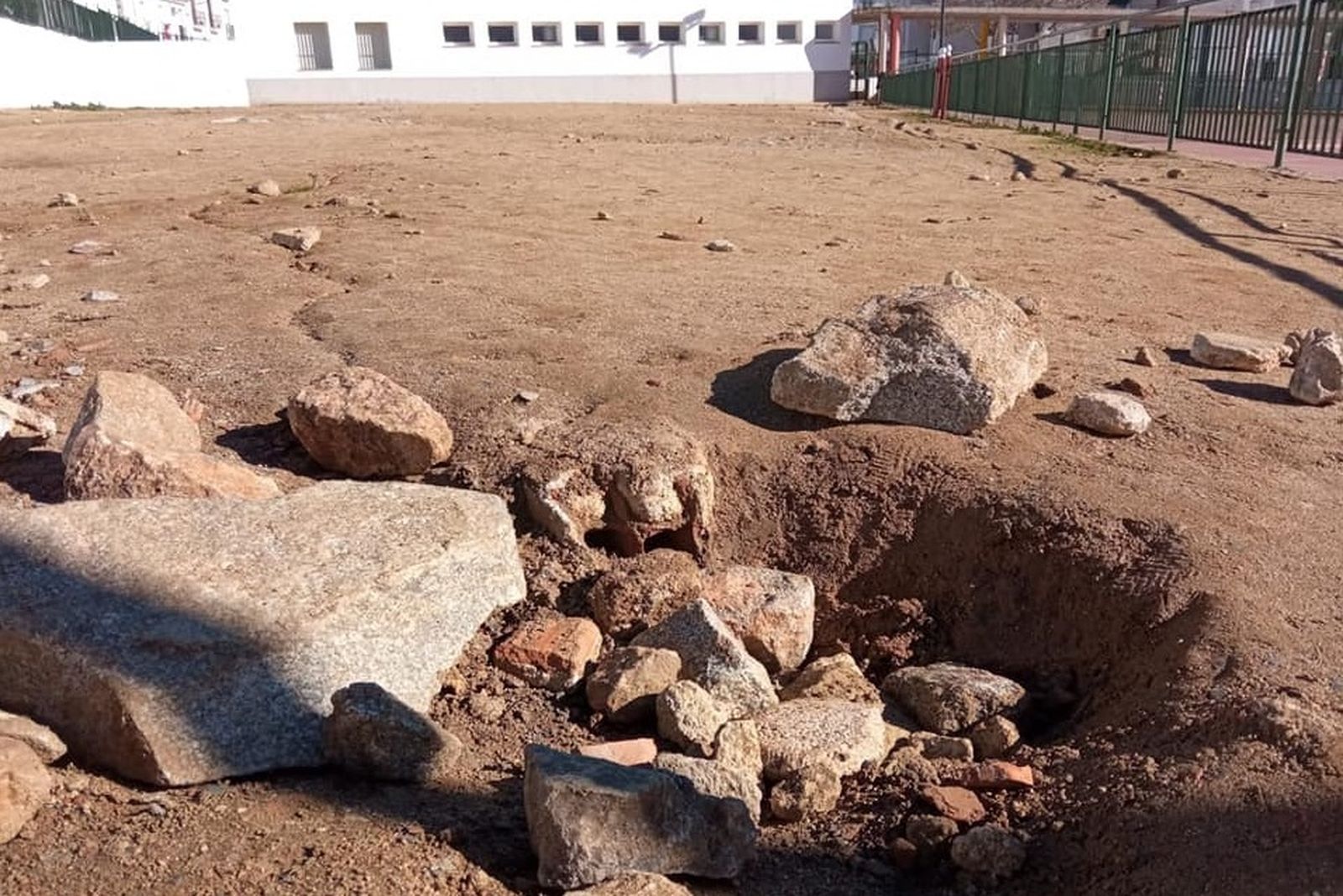 Estado en el que se encuentra uno de los patios del colegio Virgen de Luna de Pozoblando.