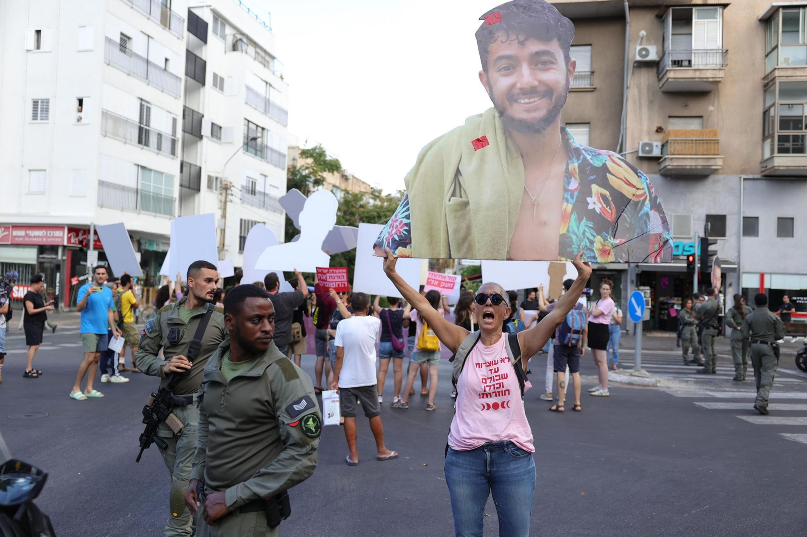 Manifestación de apoyo a las familias de los rehenes protestan ante la sede del Likud en Tel Aviv.