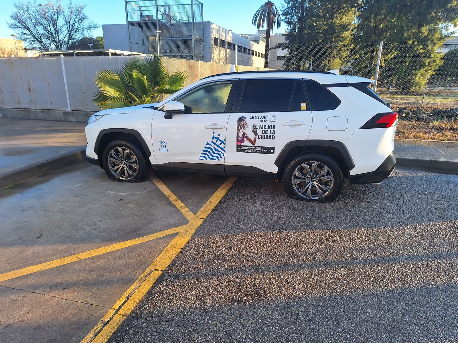 El taxi de Jerez, con licencia número 113, estacionado con las cuatro ruedas rajadas