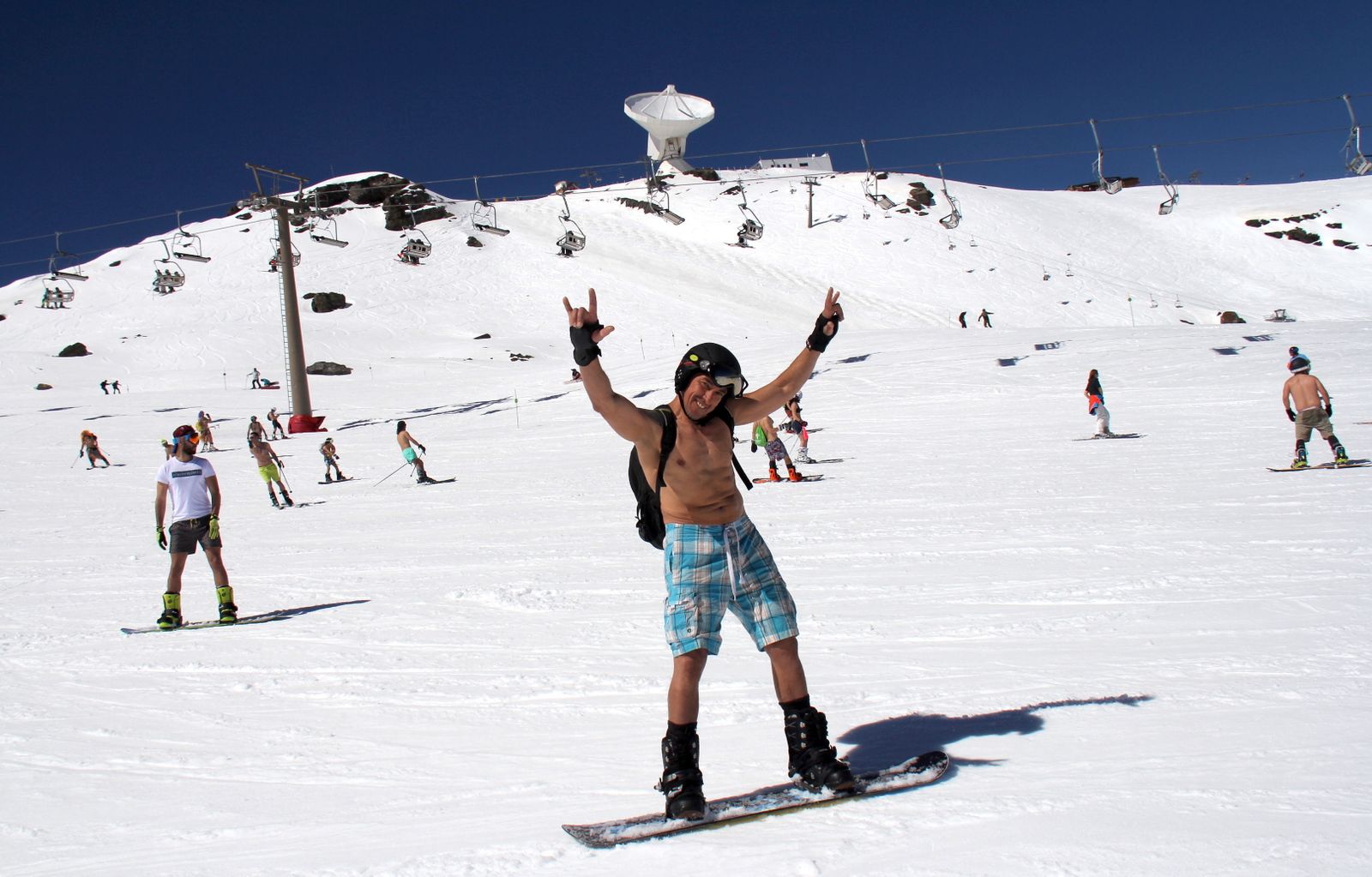 Sierra Nevada, de fiesta de la primavera con la bajada en bañador