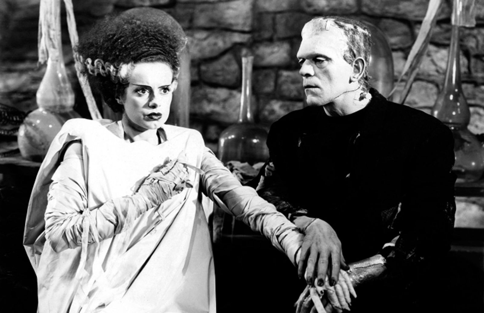 Boris Karloff interpretando la película 'La novia de Frankestein'.