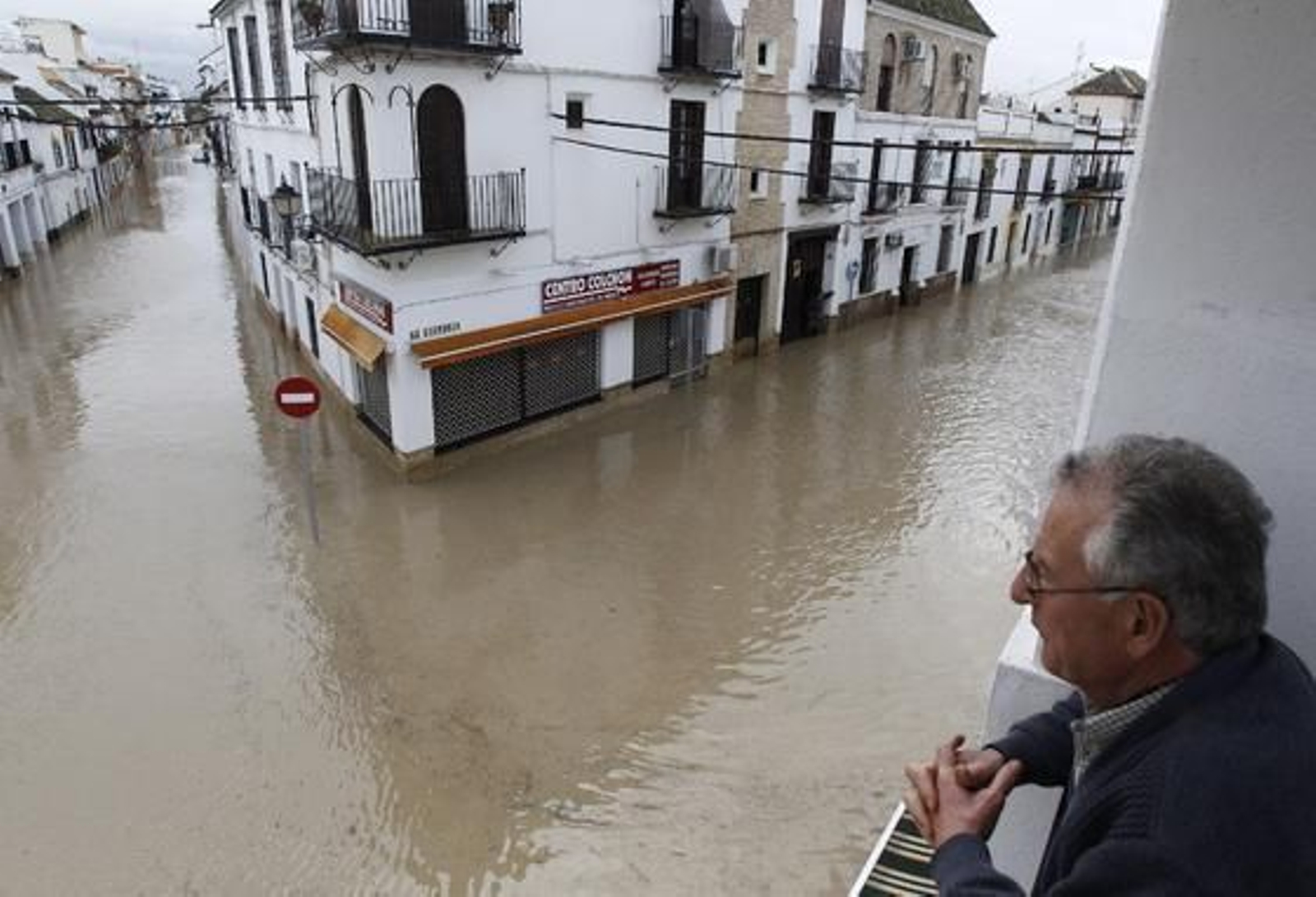 Un vecino contempla las calles del municipio completamente inundadas por tercera vez.

Foto: Antonio Pizarro