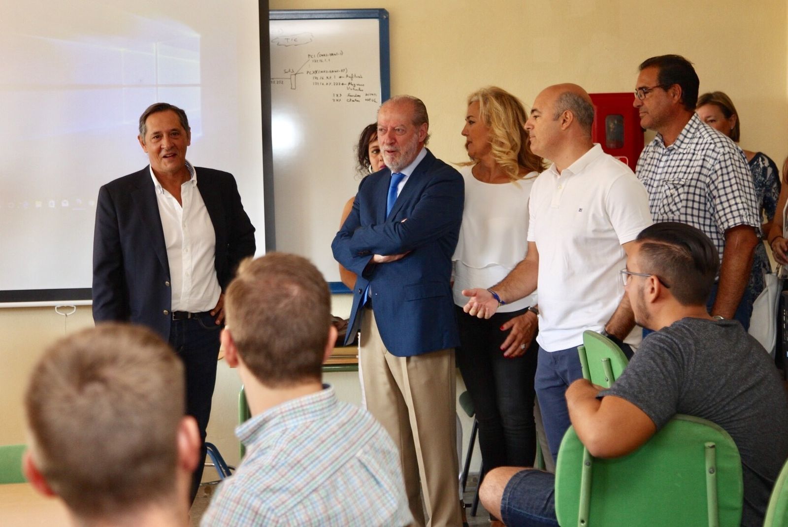 El presidente de la Diputación junto a la alcaldesa de Castilleja de la Cuesta, ayer en el IES Alixar.