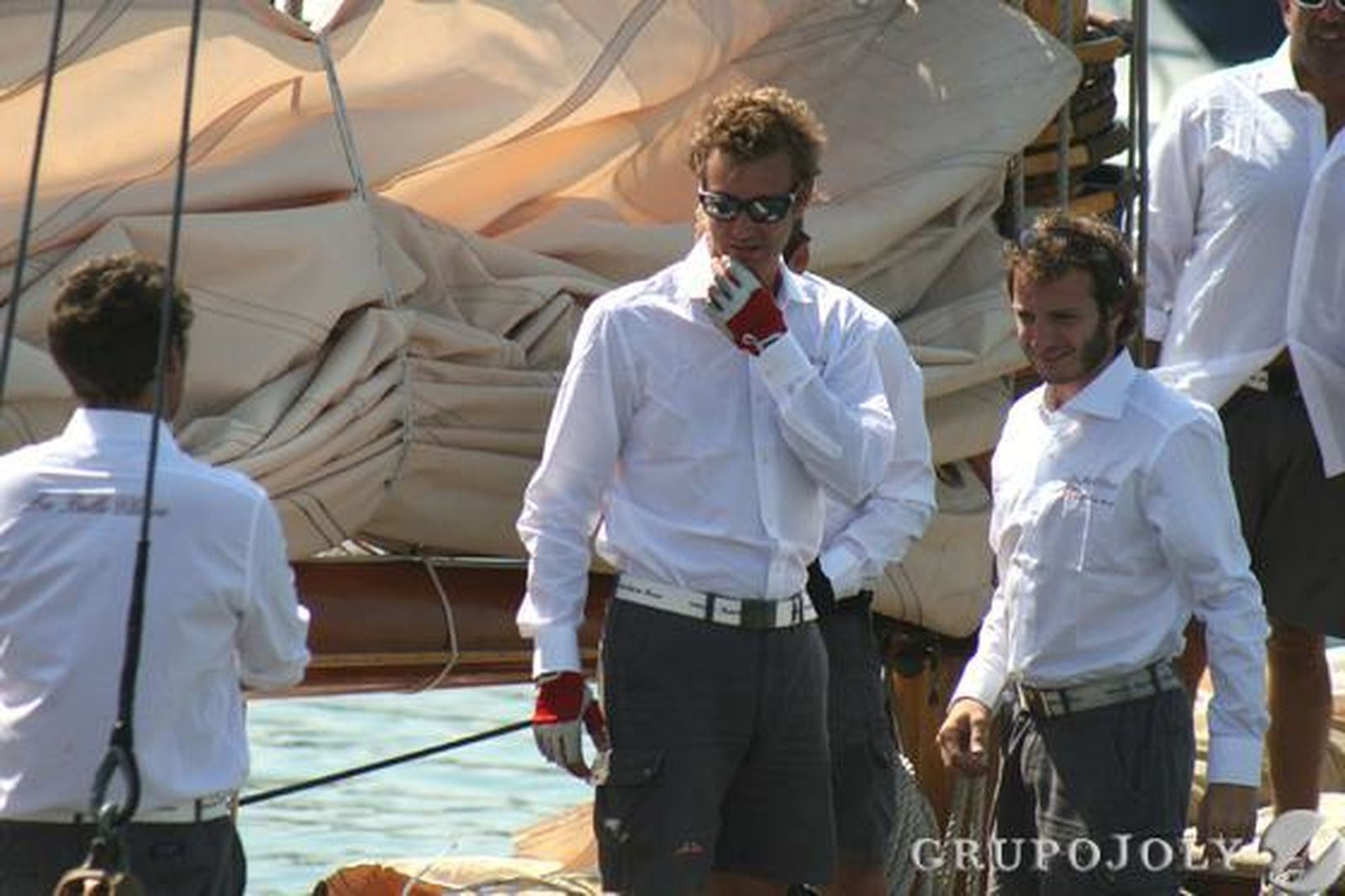 El tercer hijo de la princesa Carolina de Mónaco, Pierre Casiraghi, ayer a bordo del velero Tuiga, propiedad de su tío Alberto de Mónaco, durante la competición

Foto: J.D. Corzo