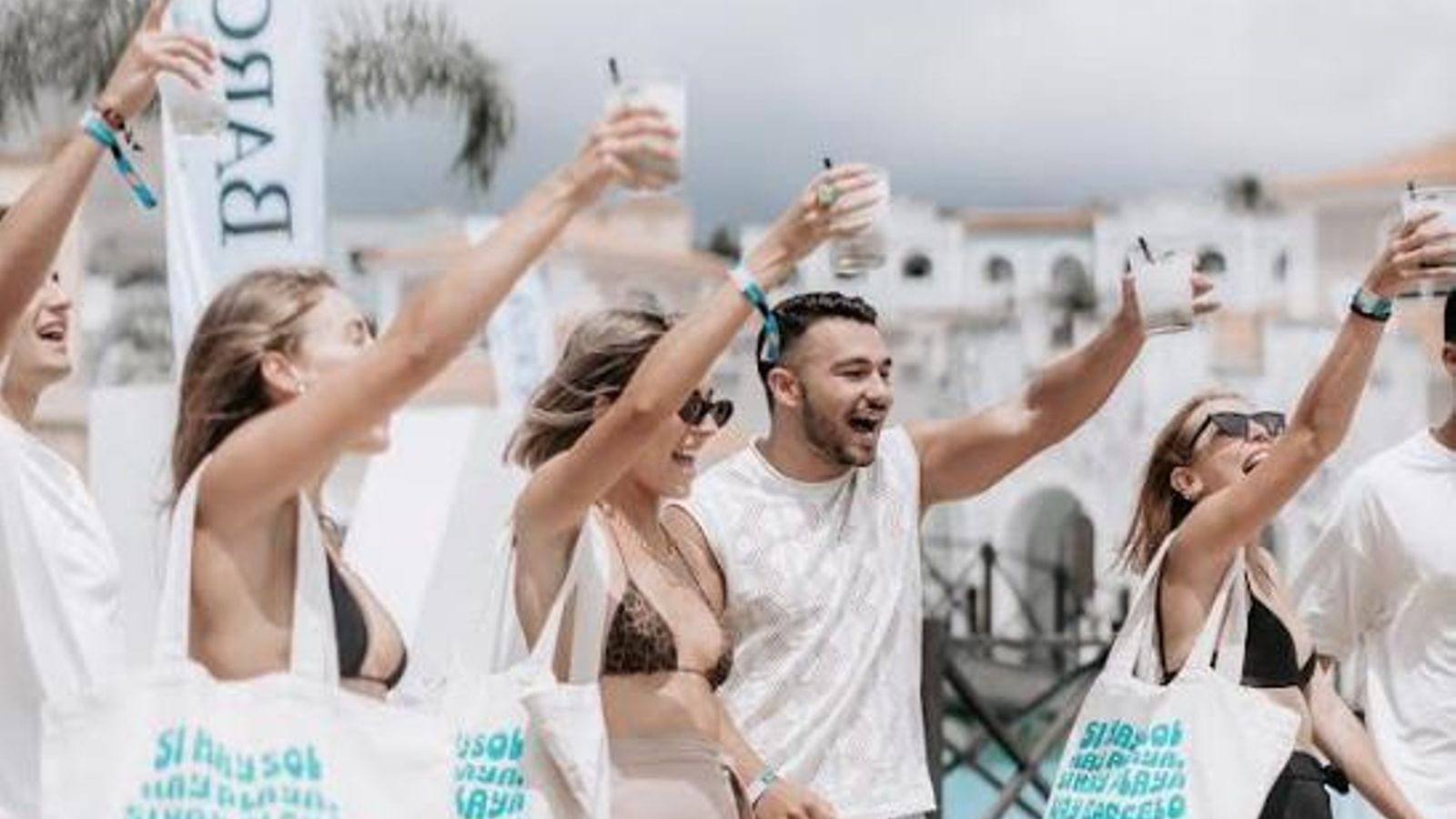 Jóvenes alzando sus mojitos en Desalia 2023