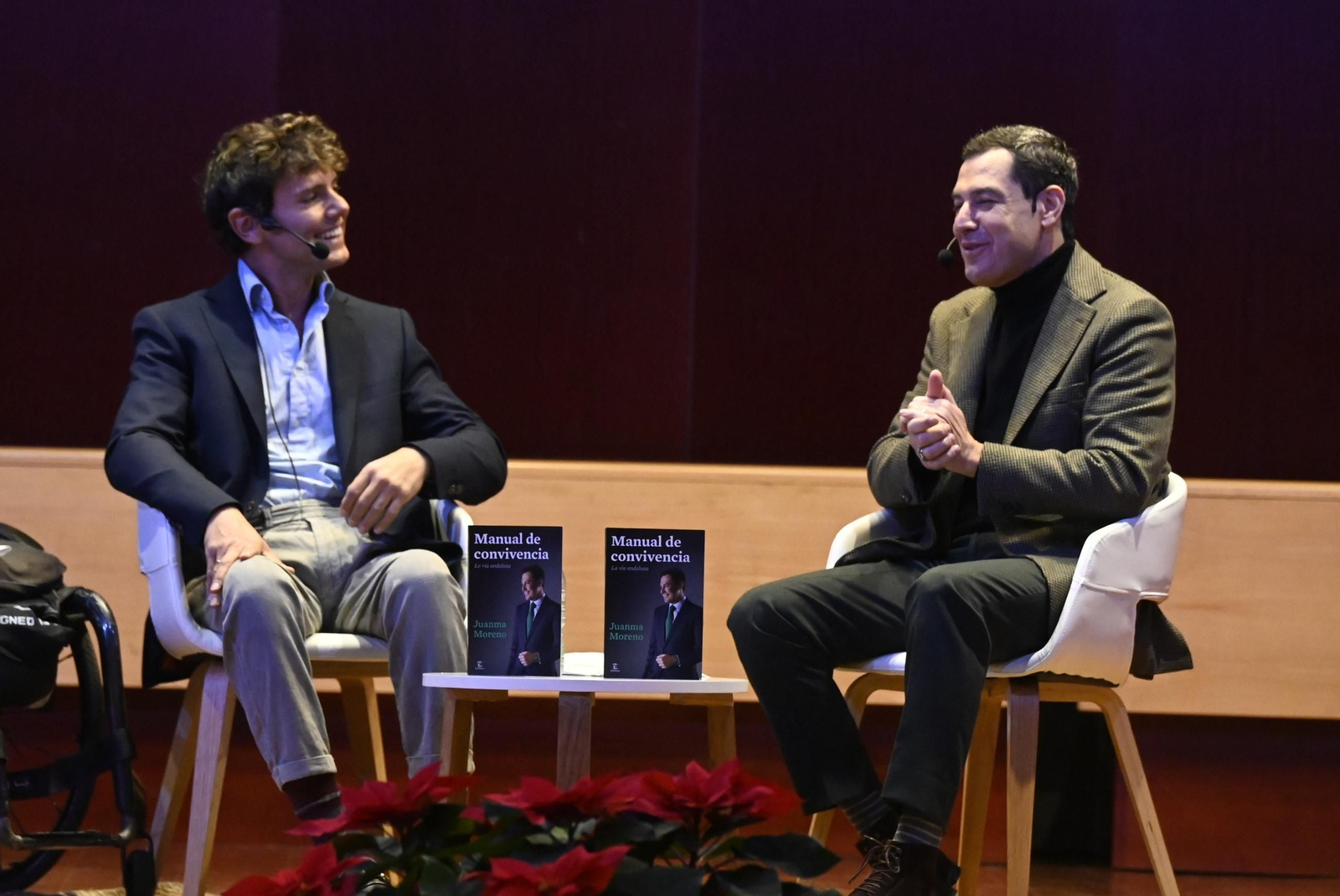 Juanma Moreno presenta en Córdoba su libro 'Manual de convivencia', en imágenes