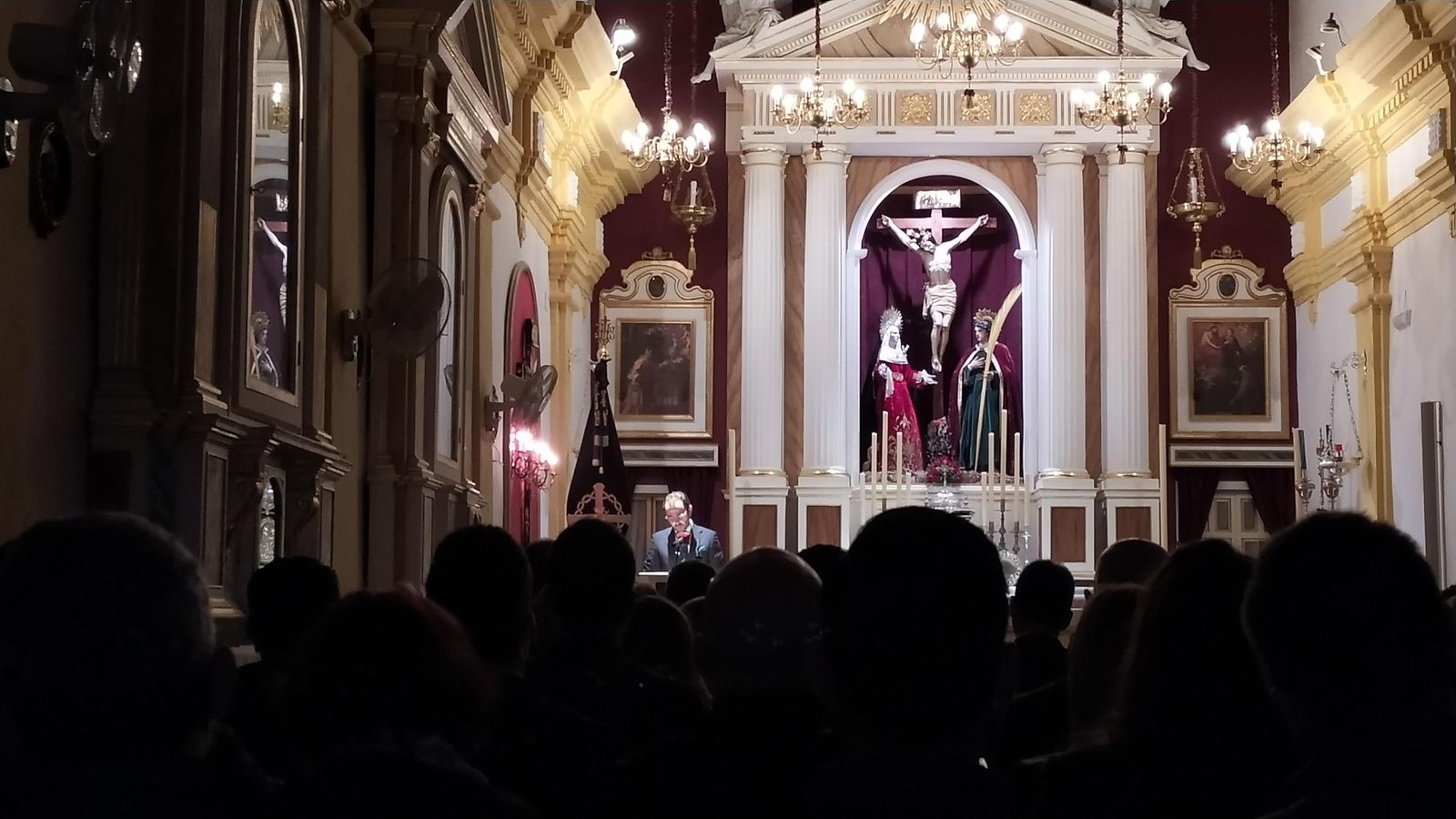 Pregón de José María Belizón en la penumbra de la capilla de la Vera Cruz