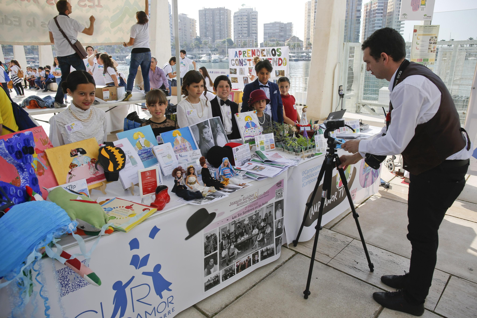 Estudiantes ayer, en Expoeducación, con un gran parasol de colores símbolo de la inclusión, la diversidad y la colaboración.