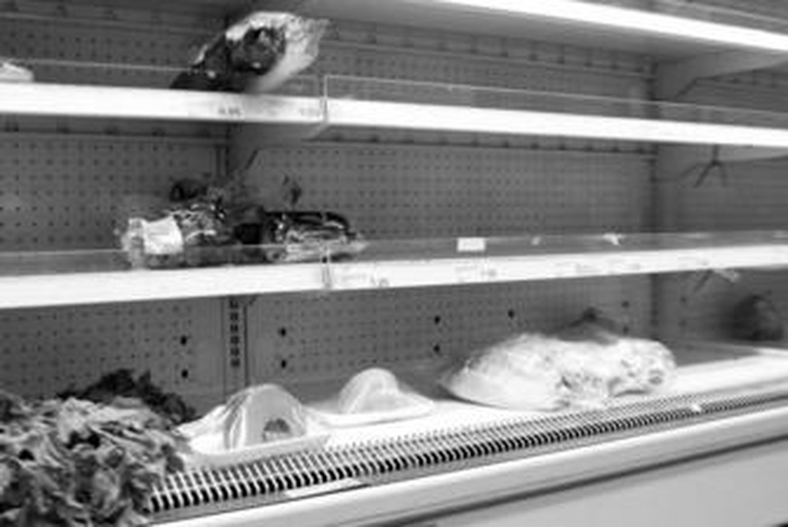 La estantería de un supermercado de Algeciras, prácticamente vacía.