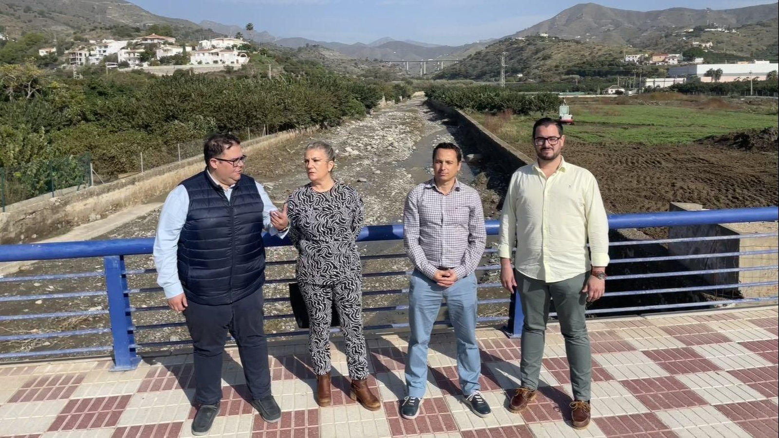 El teniente alcalde de Almuñécar, Rafael Caballero, junto a los concejales Francisco Rodríguez, y Carlos Ferrón, reciben a la delegada Carmen Lidia Reyes en la visita a la desembocadura de Río Jate