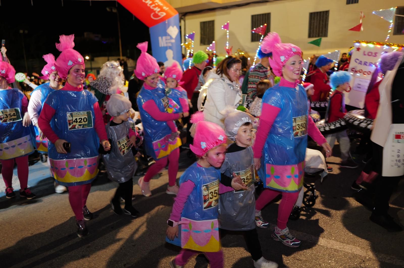 Trolls, coches de choque, bolsas de regalo o exploradores del Parque Jurásico: Así ha sido la San Silvestre de Motril