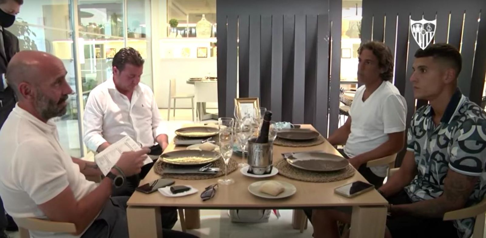 Una imagen del vídeo de la llegada de Erik Lamela, la comida con Monchi y Emilio de Dios.