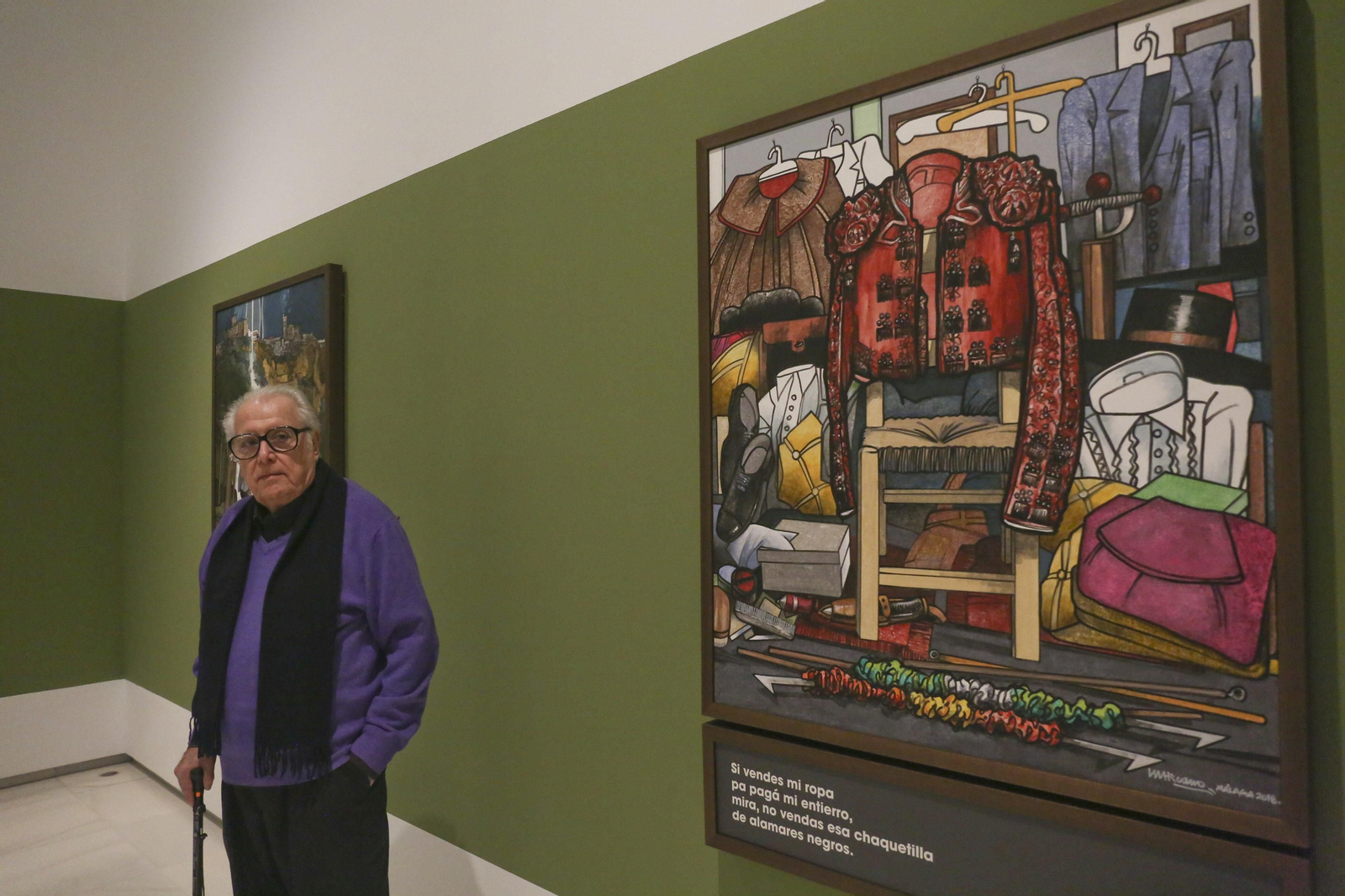 Eugenio Chicano, junto a una de sus obras.