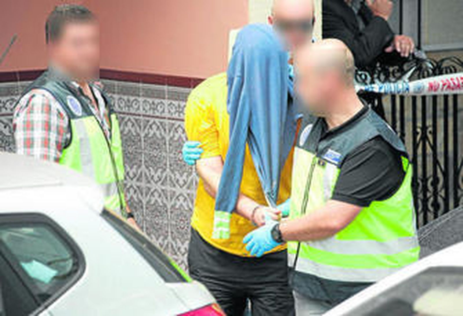 El presunto agresor volvió a la vivienda acompañado de la Policía para reconstruir los hechos.